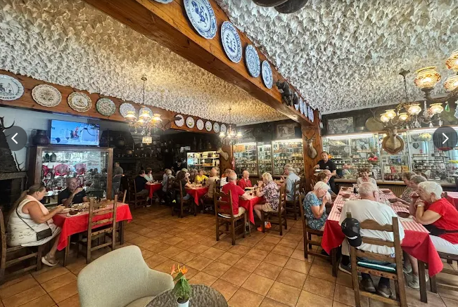 Razones para visitar el Hotel Valls de Valira en Os de Civís en Andorra, ya que, solo se accede desde el Principado de Andorra. Gastronomía de Alta Montaña Cocina tradicional y de proximidad: El restaurante del hotel destaca por su exquisita gastronomía de alta montaña, basada en recetas tradicionales y productos locales de calidad. Cada día se renueva la carta del menú, permitiendo descubrir platos nuevos y únicos en cada visita. Especialidades regionales: Podrás disfrutar de carnes de caza a la brasa, embutidos artesanos, platos típicos de los Pirineos y postres caseros, todo acompañado de una cuidada selección de vinos. Calçotades auténticas: Durante la temporada, el hotel organiza calçotades con menús especiales que incluyen calçots, salsa romesco y carnes a la brasa, convirtiendo la experiencia en una auténtica fiesta gastronómica catalana. Servicio y Trato al Cliente Atención cercana y personalizada: El personal es valorado por su amabilidad, profesionalidad y dedicación. Los huéspedes destacan el trato cálido y familiar, siempre atentos a las necesidades de los visitantes para que se sientan como en casa. Ambiente acogedor: Tanto en el restaurante como en las zonas comunes, el ambiente es cómodo y relajado, ideal para desconectar y disfrutar de la tranquilidad de la montaña. Calidad del hotel Habitaciones confortables: Las habitaciones cuentan con camas king size, colchones de alta calidad, ropa de cama prémium y todas las comodidades necesarias para un descanso reparador. Limpieza y detalles: El hotel cuida cada detalle en la decoración y la limpieza, garantizando una estancia agradable y segura para todos los huéspedes. Ubicación privilegiada: Situado en el corazón de Os de Civís, el hotel ofrece vistas espectaculares y acceso directo a rutas de senderismo y naturaleza, a solo unos minutos de Andorra. Experiencia de Calçotades Menús completos: Los menús de calçotada incluyen entrantes, calçots con salsa, carnes a la brasa y postres, en un entorno natural único y con un ambiente festivo ideal para grupos y familias. Entorno natural: Disfrutar de una calçotada rodeados de naturaleza y aire puro es uno de los grandes atractivos de la experiencia en este hotel. En resumen, el Hotel Valls de Valira en Os de Civís es una excelente elección para quienes buscan buena gastronomía, servicio atento, calidad en el alojamiento y la oportunidad de vivir una auténtica calçotada catalana en un entorno natural incomparable.
Razones para visitar el Hotel Valls de Valira en Os de Civís en Andorra, ya que, solo se accede desde el Principado de Andorra.
Gastronomía de Alta Montaña
Cocina tradicional y de proximidad: El restaurante del hotel destaca por su exquisita gastronomía de alta montaña, basada en recetas tradicionales y productos locales de calidad. Cada día se renueva la carta del menú, permitiendo descubrir platos nuevos y únicos en cada visita.
Especialidades regionales: Podrás disfrutar de carnes de caza a la brasa, embutidos artesanos, platos típicos de los Pirineos y postres caseros, todo acompañado de una cuidada selección de vinos.
Calçotades auténticas: Durante la temporada, el hotel organiza calçotades con menús especiales que incluyen calçots, salsa romesco y carnes a la brasa, convirtiendo la experiencia en una auténtica fiesta gastronómica catalana.
Servicio y Trato al Cliente
Atención cercana y personalizada: El personal es valorado por su amabilidad, profesionalidad y dedicación. Los huéspedes destacan el trato cálido y familiar, siempre atentos a las necesidades de los visitantes para que se sientan como en casa.
Ambiente acogedor: Tanto en el restaurante como en las zonas comunes, el ambiente es cómodo y relajado, ideal para desconectar y disfrutar de la tranquilidad de la montaña.
Calidad del hotel
Habitaciones confortables: Las habitaciones cuentan con camas king size, colchones de alta calidad, ropa de cama prémium y todas las comodidades necesarias para un descanso reparador.
Limpieza y detalles: El hotel cuida cada detalle en la decoración y la limpieza, garantizando una estancia agradable y segura para todos los huéspedes.
Ubicación privilegiada: Situado en el corazón de Os de Civís, el hotel ofrece vistas espectaculares y acceso directo a rutas de senderismo y naturaleza, a solo unos minutos de Andorra.
Experiencia de Calçotades
Menús completos: Los menús de calçotada incluyen entrantes, calçots con salsa, carnes a la brasa y postres, en un entorno natural único y con un ambiente festivo ideal para grupos y familias.
Entorno natural: Disfrutar de una calçotada rodeados de naturaleza y aire puro es uno de los grandes atractivos de la experiencia en este hotel.
En resumen, el Hotel Valls de Valira en Os de Civís es una excelente elección para quienes buscan buena gastronomía, servicio atento, calidad en el alojamiento y la oportunidad de vivir una auténtica calçotada catalana en un entorno natural incomparable.