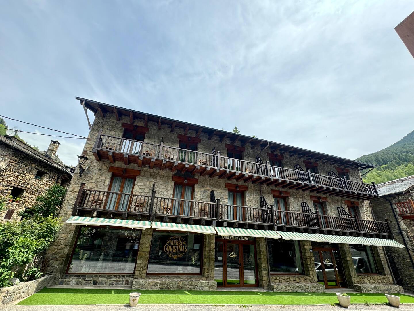 Vivir en Os de Civís, periclave pirenaico accesible solo desde Andorra Singular, bello y asombroso. Estos son algunos de los adjetivos más repetidos entre quienes visitan por primera vez el peculiar pueblo pirenaico de Os de Civís. Ubicado en pleno Pirineo, concretamente al norte de la provincia de Lérida, el pueblo de Os de Civís, también conocido como Aós de Civís, es una pequeña localidad del municipio de Valles del Valira. Perteneciente a la comarca del Alt Urgell, donde se ubican también los pueblos de Anserall, Argolell, Arcavell, Ars, Asnurri, Bescaran, Calbinyà, Civís, La Farga de Moles y Sant Joan Fumat. Aparte de por su increíble belleza, Os de Civís atrae a muchos visitantes gracias a su peculiar ubicación, que convierte a este pequeño pueblo pirenaico en una de las curiosidades geográficas más desconocidas de toda España. Así, Os de Civís no se trata de un enclave propiamente dicho, ni tampoco un exclave, sino que realmente es un periclave, concepto utilizado para definir aquel lugar conectado por tierra con el resto del país o la provincia, pero al que, en la práctica, solo se puede acceder a través de otro país.