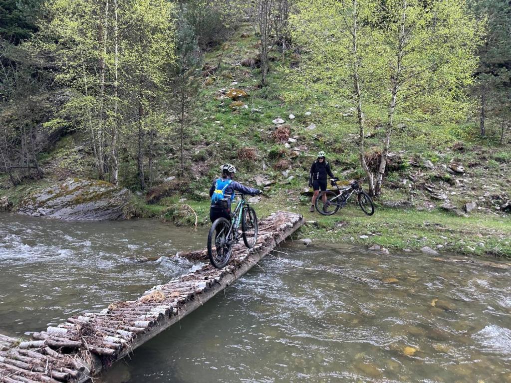 Hotel Restaurante Vall de Valira. Carrer Sant Julia, 6 - 25778, OS DE CIVÍS. Lleida.
Teléfono y WhatsApp +34692352110 - T.+376358660.
En el restaurante podrás degustar una exquisita gastronomía de alta montaña basada en recetas tradicionales con productos de proximidad. Partimos de poca variedad, pero cambiamos cada día la carta del menú para que puedas repetir en nuestro restaurante y probar platos nuevos y únicos. ¡Mejor poco, pero bien hecho! Horario Restaurante: Todos los días 13:00 a 15:30 h y 20:00 a 22:00 h. Horario del Bar: Todos los días 10:00 h a 22:00 h.
¡Nuestros servicios son únicos! La mejor cama, la mejor TV y la mejor wifi que te podemos ofrecer.
Camas KING SIZE: ¡Camas de 200 cm x 200 cm para dormir como un KING!
Almohada doble de diferente tamaño para los más exigentes. Sabanas de algodón, s180 hilos de la mejor calidad. Baño: Secador de pelo, espejo de aumento, Servicio de toallas. Jabón + Amenities en el baño
Wifi: Alta velocidad para ver películas o TeleTrabajar (ideal para Freelancers). Os de Civís dispone de señal móvil de España. Minibar. Televisión: Televisiones Samsung FHD de 49″ y siente los colores
Google Cast. Duplicado de pantalla. HDMI – Tiempo
No hay caso alguno como el de Os de Civís, una pedanía ilerdense (dícese de Lleida) a la que no se puede entrar desde España, estando este dentro de sus fronteras. Hotel ideal para clubs deportivos, ciclistas, motoristas, amantes del running, usuarios de los caminos de montaña etc. Incluso hemos habilitado una zona exterior para unos grupos que nos visitaron con caballos.
Te explicamos la historia de Aós de Civís
Se trata de un enclave único por su condición geográfica: el único acceso que tiene se realiza desde Sant Julià de Lòria, ciudad o Parroquia situada en el Principado de Andorra. Muy próximo al pueblo se encuentra el Pic del Salòria, una montaña de casi 2800 metros que domina todo el valle. También corona el parque Natural del Alto Pirineo, el mayor espacio natural de toda Cataluña.
Aós de Civís: La leyenda
Según cuenta la leyenda, los prados del Valle de Aós estaban en disputa entre los pastores andorranos y los catalanes. Para resolver su titularidad, se organizó una pelea entre los mejores luchadores de ambos países, que se celebró en el Coll de la Botella. La disputa dejó al luchador catalán como vencedor. Todos los pastos para los animales en disputa pasaron a pertenecer, desde entonces, a la parroquia de Aós, y más tarde a España. Desde entonces… NADIE ha puesto en duda la legitimidad del acuerdo.
Hotel Les Valls de Valira. Construido en 1970 y reformado en 2007 y 2024, ha conservado su encanto y su historia mejorando sus servicios y acabados para ofrecer lo mejor a sus clientes.
🔸 #VallDeValira 🔸 #OsDeCivís 🔸 #GastronomíaDeAltaMontaña 🔸 #CocinaTradicional 🔸 #ProductosDeProximidad 🔸 #SaboresAuténticos 🔸 #MenúDelDía 🔸 #ExperienciaGastronómica 🔸 #DescubreOsDeCivís 🔸 #EscapadaRural 🔸 #MontañasDeLleida 🔸 #HotelConEncanto 🔸 #KingSizeBeds 🔸 #RelaxTotal 🔸 #HospitalidadPremium 🔸 #AltaVelocidadWiFi 🔸 #VistasEspectaculares 🔸 #PirineosCatalanes 🔸 #HistoriaYEncanto 🔸 #TurismoRural 🔸 #LeyendaDeOsDeCivís 🔸 #AventuraEnLosPirineos 🔸 #NaturalezaYBienestar 🔸 #MontañasImpresionantes 🔸 #SaboresQueEnamoran
BOOKING: Hotel Valls Valira es un alojamiento de 2 estrellas que se encuentra en Os de Civís, a 18 km de parque de atracciones Naturland, y que dispone de salón de uso común, restaurante y bar. El alojamiento está a 22 km de Santuari de Meritxell, a 12 km de Estadio comunal de Aixovall y a 22 km de Campo de golf Vall d’Ordino. El hotel libre de humo ofrece wifi gratis en todo el alojamiento.
En el hotel, todas las habitaciones disponen de armario, TV de pantalla plana, baño privado, ropa de cama, toallas y un balcón con vistas a la montaña. Todas las unidades disponen de caja fuerte.
El desayuno está disponible todas las mañanas e incluye opciones de buffet, a la carta o sin gluten.
La clientela puede practicar actividades en Os de Civís y alrededores, como el ciclismo.
El aeropuerto (Aeropuerto de Andorra-La Seu d’Urgell) está a 27 km.
A las parejas les encanta la ubicación —le han puesto un 9,0 para viajes de dos personas.
Las distancias en la descripción del alojamiento se calculan con OpenStreetMap©