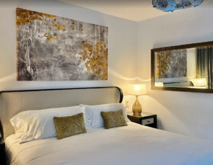 Razones para visitar el Hotel Valls de Valira en Os de Civís en Andorra, ya que, solo se accede desdeel Principado de Andorra. Gastronomía de Alta Montaña Cocina tradicional y de proximidad: El restaurante del hotel destaca por su exquisita gastronomía de alta montaña, basada en recetas tradicionales y productos locales de calidad. Cada día se renueva la carta del menú, permitiendo descubrir platos nuevos y únicos en cada visita. Especialidades regionales: Podrás disfrutar de carnes de caza a la brasa, embutidos artesanos, platos típicos de los Pirineos y postres caseros, todo acompañado de una cuidada selección de vinos. Calçotades auténticas: Durante la temporada, el hotel organiza calçotades con menús especiales que incluyen calçots, salsa romesco y carnes a la brasa, convirtiendo la experiencia en una auténtica fiesta gastronómica catalana. Servicio y Trato al Cliente Atención cercana y personalizada: El personal es valorado por su amabilidad, profesionalidad y dedicación. Los huéspedes destacan el trato cálido y familiar, siempre atentos a las necesidades de los visitantes para que se sientan como en casa. Ambiente acogedor: Tanto en el restaurante como en las zonas comunes, el ambiente es cómodo y relajado, ideal para desconectar y disfrutar de la tranquilidad de la montaña. Calidad del hotel Habitaciones confortables: Las habitaciones cuentan con camas king size, colchones de alta calidad, ropa de cama prémium y todas las comodidades necesarias para un descanso reparador. Limpieza y detalles: El hotel cuida cada detalle en la decoración y la limpieza, garantizando una estancia agradable y segura para todos los huéspedes. Ubicación privilegiada: Situado en el corazón de Os de Civís, el hotel ofrece vistas espectaculares y acceso directo a rutas de senderismo y naturaleza, a solo unos minutos de Andorra. Experiencia de Calçotades Menús completos: Los menús de calçotada incluyen entrantes, calçots con salsa, carnes a la brasa y postres, en un entorno natural único y con un ambiente festivo ideal para grupos y familias. Entorno natural: Disfrutar de una calçotada rodeados de naturaleza y aire puro es uno de los grandes atractivos de la experiencia en este hotel. En resumen, el Hotel Valls de Valira en Os de Civís es una excelente elección para quienes buscan buena gastronomía, servicio atento, calidad en el alojamiento y la oportunidad de vivir una auténtica calçotada catalana en un entorno natural incomparable. https://hotelvallsvalira.com/restaurant http://www.hotelosdecivis.com/restaurant/ http://www.hotelosdecivis.com http://www.hotelosdecivis.com/menu/menu-calcots/ https://www.instagram.com/p/DGyRHgKtDMO/ https://es.restaurantguru.com/Os-de-Civis-Spain https://www.tripadvisor.es/Hotel_Review-g2559118-d2235885-Reviews-Hotel_Os_de_Civis-Os_de_Civis_Province_of_Lleida_Catalonia.html https://www.booking.com/reviews/es/hotel/valls-valira.es.html https://hotelvallsvalira.com https://hotelvallsvalira.com/reservas https://es-l.airbnb.com/rooms/1153441651006763621 https://www.tripadvisor.es/Restaurant_Review-g2559118-d27978031-Reviews-Restaurant_Valls_Valira-Os_de_Civis_Province_of_Lleida_Catalonia.html https://www.booking.com/hotel/es/valls-valira.es.html https://www.speedbirdtravels.com/es/accommodation/master-4408310/hotel-valls-valira https://www.tiktok.com/@pep_andorra/video/7522291966189653253 https://www.tripadvisor.co/Restaurants-g2559118-Os_de_Civis_Province_of_Lleida_Catalonia.html https://www.skyscanner.es/hoteles/espana/valles-del-valira-hoteles/hotel-valls-valira/ht-220022098 https://hotelvallsvalira.com/servicios https://www.tripadvisor.es/Hotels-g12071135-Les_Valls_de_Valira_Province_of_Lleida_Catalonia-Hotels.html https://www.tripadvisor.es/RestaurantsNear-g2559118-d4795263-Hotel_Os_de_Civis-Os_de_Civis_Province_of_Lleida_Catalonia.html