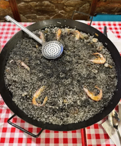 Razones para visitar el Hotel Valls de Valira en Os de Civís en Andorra, ya que, solo se accede desdeel Principado de Andorra. Gastronomía de Alta Montaña Cocina tradicional y de proximidad: El restaurante del hotel destaca por su exquisita gastronomía de alta montaña, basada en recetas tradicionales y productos locales de calidad. Cada día se renueva la carta del menú, permitiendo descubrir platos nuevos y únicos en cada visita. Especialidades regionales: Podrás disfrutar de carnes de caza a la brasa, embutidos artesanos, platos típicos de los Pirineos y postres caseros, todo acompañado de una cuidada selección de vinos. Calçotades auténticas: Durante la temporada, el hotel organiza calçotades con menús especiales que incluyen calçots, salsa romesco y carnes a la brasa, convirtiendo la experiencia en una auténtica fiesta gastronómica catalana. Servicio y Trato al Cliente Atención cercana y personalizada: El personal es valorado por su amabilidad, profesionalidad y dedicación. Los huéspedes destacan el trato cálido y familiar, siempre atentos a las necesidades de los visitantes para que se sientan como en casa. Ambiente acogedor: Tanto en el restaurante como en las zonas comunes, el ambiente es cómodo y relajado, ideal para desconectar y disfrutar de la tranquilidad de la montaña. Calidad del hotel Habitaciones confortables: Las habitaciones cuentan con camas king size, colchones de alta calidad, ropa de cama prémium y todas las comodidades necesarias para un descanso reparador. Limpieza y detalles: El hotel cuida cada detalle en la decoración y la limpieza, garantizando una estancia agradable y segura para todos los huéspedes. Ubicación privilegiada: Situado en el corazón de Os de Civís, el hotel ofrece vistas espectaculares y acceso directo a rutas de senderismo y naturaleza, a solo unos minutos de Andorra. Experiencia de Calçotades Menús completos: Los menús de calçotada incluyen entrantes, calçots con salsa, carnes a la brasa y postres, en un entorno natural único y con un ambiente festivo ideal para grupos y familias. Entorno natural: Disfrutar de una calçotada rodeados de naturaleza y aire puro es uno de los grandes atractivos de la experiencia en este hotel. En resumen, el Hotel Valls de Valira en Os de Civís es una excelente elección para quienes buscan buena gastronomía, servicio atento, calidad en el alojamiento y la oportunidad de vivir una auténtica calçotada catalana en un entorno natural incomparable. https://hotelvallsvalira.com/restaurant http://www.hotelosdecivis.com/restaurant/ http://www.hotelosdecivis.com http://www.hotelosdecivis.com/menu/menu-calcots/ https://www.instagram.com/p/DGyRHgKtDMO/ https://es.restaurantguru.com/Os-de-Civis-Spain https://www.tripadvisor.es/Hotel_Review-g2559118-d2235885-Reviews-Hotel_Os_de_Civis-Os_de_Civis_Province_of_Lleida_Catalonia.html https://www.booking.com/reviews/es/hotel/valls-valira.es.html https://hotelvallsvalira.com https://hotelvallsvalira.com/reservas https://es-l.airbnb.com/rooms/1153441651006763621 https://www.tripadvisor.es/Restaurant_Review-g2559118-d27978031-Reviews-Restaurant_Valls_Valira-Os_de_Civis_Province_of_Lleida_Catalonia.html https://www.booking.com/hotel/es/valls-valira.es.html https://www.speedbirdtravels.com/es/accommodation/master-4408310/hotel-valls-valira https://www.tiktok.com/@pep_andorra/video/7522291966189653253 https://www.tripadvisor.co/Restaurants-g2559118-Os_de_Civis_Province_of_Lleida_Catalonia.html https://www.skyscanner.es/hoteles/espana/valles-del-valira-hoteles/hotel-valls-valira/ht-220022098 https://hotelvallsvalira.com/servicios https://www.tripadvisor.es/Hotels-g12071135-Les_Valls_de_Valira_Province_of_Lleida_Catalonia-Hotels.html https://www.tripadvisor.es/RestaurantsNear-g2559118-d4795263-Hotel_Os_de_Civis-Os_de_Civis_Province_of_Lleida_Catalonia.html