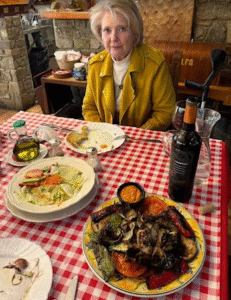 Razones para visitar el Hotel Valls de Valira en Os de Civís en Andorra, ya que, solo se accede desdeel Principado de Andorra. Gastronomía de Alta Montaña Cocina tradicional y de proximidad: El restaurante del hotel destaca por su exquisita gastronomía de alta montaña, basada en recetas tradicionales y productos locales de calidad. Cada día se renueva la carta del menú, permitiendo descubrir platos nuevos y únicos en cada visita. Especialidades regionales: Podrás disfrutar de carnes de caza a la brasa, embutidos artesanos, platos típicos de los Pirineos y postres caseros, todo acompañado de una cuidada selección de vinos. Calçotades auténticas: Durante la temporada, el hotel organiza calçotades con menús especiales que incluyen calçots, salsa romesco y carnes a la brasa, convirtiendo la experiencia en una auténtica fiesta gastronómica catalana. Servicio y Trato al Cliente Atención cercana y personalizada: El personal es valorado por su amabilidad, profesionalidad y dedicación. Los huéspedes destacan el trato cálido y familiar, siempre atentos a las necesidades de los visitantes para que se sientan como en casa. Ambiente acogedor: Tanto en el restaurante como en las zonas comunes, el ambiente es cómodo y relajado, ideal para desconectar y disfrutar de la tranquilidad de la montaña. Calidad del hotel Habitaciones confortables: Las habitaciones cuentan con camas king size, colchones de alta calidad, ropa de cama prémium y todas las comodidades necesarias para un descanso reparador. Limpieza y detalles: El hotel cuida cada detalle en la decoración y la limpieza, garantizando una estancia agradable y segura para todos los huéspedes. Ubicación privilegiada: Situado en el corazón de Os de Civís, el hotel ofrece vistas espectaculares y acceso directo a rutas de senderismo y naturaleza, a solo unos minutos de Andorra. Experiencia de Calçotades Menús completos: Los menús de calçotada incluyen entrantes, calçots con salsa, carnes a la brasa y postres, en un entorno natural único y con un ambiente festivo ideal para grupos y familias. Entorno natural: Disfrutar de una calçotada rodeados de naturaleza y aire puro es uno de los grandes atractivos de la experiencia en este hotel. En resumen, el Hotel Valls de Valira en Os de Civís es una excelente elección para quienes buscan buena gastronomía, servicio atento, calidad en el alojamiento y la oportunidad de vivir una auténtica calçotada catalana en un entorno natural incomparable. https://hotelvallsvalira.com/restaurant http://www.hotelosdecivis.com/restaurant/ http://www.hotelosdecivis.com http://www.hotelosdecivis.com/menu/menu-calcots/ https://www.instagram.com/p/DGyRHgKtDMO/ https://es.restaurantguru.com/Os-de-Civis-Spain https://www.tripadvisor.es/Hotel_Review-g2559118-d2235885-Reviews-Hotel_Os_de_Civis-Os_de_Civis_Province_of_Lleida_Catalonia.html https://www.booking.com/reviews/es/hotel/valls-valira.es.html https://hotelvallsvalira.com https://hotelvallsvalira.com/reservas https://es-l.airbnb.com/rooms/1153441651006763621 https://www.tripadvisor.es/Restaurant_Review-g2559118-d27978031-Reviews-Restaurant_Valls_Valira-Os_de_Civis_Province_of_Lleida_Catalonia.html https://www.booking.com/hotel/es/valls-valira.es.html https://www.speedbirdtravels.com/es/accommodation/master-4408310/hotel-valls-valira https://www.tiktok.com/@pep_andorra/video/7522291966189653253 https://www.tripadvisor.co/Restaurants-g2559118-Os_de_Civis_Province_of_Lleida_Catalonia.html https://www.skyscanner.es/hoteles/espana/valles-del-valira-hoteles/hotel-valls-valira/ht-220022098 https://hotelvallsvalira.com/servicios https://www.tripadvisor.es/Hotels-g12071135-Les_Valls_de_Valira_Province_of_Lleida_Catalonia-Hotels.html https://www.tripadvisor.es/RestaurantsNear-g2559118-d4795263-Hotel_Os_de_Civis-Os_de_Civis_Province_of_Lleida_Catalonia.html