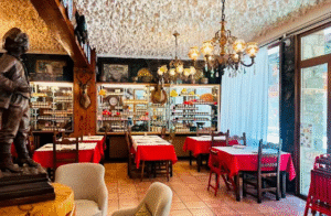 Razones para visitar el Hotel Valls de Valira en Os de Civís en Andorra, ya que, solo se accede desdeel Principado de Andorra. Gastronomía de Alta Montaña Cocina tradicional y de proximidad: El restaurante del hotel destaca por su exquisita gastronomía de alta montaña, basada en recetas tradicionales y productos locales de calidad. Cada día se renueva la carta del menú, permitiendo descubrir platos nuevos y únicos en cada visita. Especialidades regionales: Podrás disfrutar de carnes de caza a la brasa, embutidos artesanos, platos típicos de los Pirineos y postres caseros, todo acompañado de una cuidada selección de vinos. Calçotades auténticas: Durante la temporada, el hotel organiza calçotades con menús especiales que incluyen calçots, salsa romesco y carnes a la brasa, convirtiendo la experiencia en una auténtica fiesta gastronómica catalana. Servicio y Trato al Cliente Atención cercana y personalizada: El personal es valorado por su amabilidad, profesionalidad y dedicación. Los huéspedes destacan el trato cálido y familiar, siempre atentos a las necesidades de los visitantes para que se sientan como en casa. Ambiente acogedor: Tanto en el restaurante como en las zonas comunes, el ambiente es cómodo y relajado, ideal para desconectar y disfrutar de la tranquilidad de la montaña. Calidad del hotel Habitaciones confortables: Las habitaciones cuentan con camas king size, colchones de alta calidad, ropa de cama prémium y todas las comodidades necesarias para un descanso reparador. Limpieza y detalles: El hotel cuida cada detalle en la decoración y la limpieza, garantizando una estancia agradable y segura para todos los huéspedes. Ubicación privilegiada: Situado en el corazón de Os de Civís, el hotel ofrece vistas espectaculares y acceso directo a rutas de senderismo y naturaleza, a solo unos minutos de Andorra. Experiencia de Calçotades Menús completos: Los menús de calçotada incluyen entrantes, calçots con salsa, carnes a la brasa y postres, en un entorno natural único y con un ambiente festivo ideal para grupos y familias. Entorno natural: Disfrutar de una calçotada rodeados de naturaleza y aire puro es uno de los grandes atractivos de la experiencia en este hotel. En resumen, el Hotel Valls de Valira en Os de Civís es una excelente elección para quienes buscan buena gastronomía, servicio atento, calidad en el alojamiento y la oportunidad de vivir una auténtica calçotada catalana en un entorno natural incomparable. https://hotelvallsvalira.com/restaurant http://www.hotelosdecivis.com/restaurant/ http://www.hotelosdecivis.com http://www.hotelosdecivis.com/menu/menu-calcots/ https://www.instagram.com/p/DGyRHgKtDMO/ https://es.restaurantguru.com/Os-de-Civis-Spain https://www.tripadvisor.es/Hotel_Review-g2559118-d2235885-Reviews-Hotel_Os_de_Civis-Os_de_Civis_Province_of_Lleida_Catalonia.html https://www.booking.com/reviews/es/hotel/valls-valira.es.html https://hotelvallsvalira.com https://hotelvallsvalira.com/reservas https://es-l.airbnb.com/rooms/1153441651006763621 https://www.tripadvisor.es/Restaurant_Review-g2559118-d27978031-Reviews-Restaurant_Valls_Valira-Os_de_Civis_Province_of_Lleida_Catalonia.html https://www.booking.com/hotel/es/valls-valira.es.html https://www.speedbirdtravels.com/es/accommodation/master-4408310/hotel-valls-valira https://www.tiktok.com/@pep_andorra/video/7522291966189653253 https://www.tripadvisor.co/Restaurants-g2559118-Os_de_Civis_Province_of_Lleida_Catalonia.html https://www.skyscanner.es/hoteles/espana/valles-del-valira-hoteles/hotel-valls-valira/ht-220022098 https://hotelvallsvalira.com/servicios https://www.tripadvisor.es/Hotels-g12071135-Les_Valls_de_Valira_Province_of_Lleida_Catalonia-Hotels.html https://www.tripadvisor.es/RestaurantsNear-g2559118-d4795263-Hotel_Os_de_Civis-Os_de_Civis_Province_of_Lleida_Catalonia.html