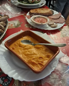 Razones para visitar el Hotel Valls de Valira en Os de Civís en Andorra, ya que, solo se accede desdeel Principado de Andorra. Gastronomía de Alta Montaña Cocina tradicional y de proximidad: El restaurante del hotel destaca por su exquisita gastronomía de alta montaña, basada en recetas tradicionales y productos locales de calidad. Cada día se renueva la carta del menú, permitiendo descubrir platos nuevos y únicos en cada visita. Especialidades regionales: Podrás disfrutar de carnes de caza a la brasa, embutidos artesanos, platos típicos de los Pirineos y postres caseros, todo acompañado de una cuidada selección de vinos. Calçotades auténticas: Durante la temporada, el hotel organiza calçotades con menús especiales que incluyen calçots, salsa romesco y carnes a la brasa, convirtiendo la experiencia en una auténtica fiesta gastronómica catalana. Servicio y Trato al Cliente Atención cercana y personalizada: El personal es valorado por su amabilidad, profesionalidad y dedicación. Los huéspedes destacan el trato cálido y familiar, siempre atentos a las necesidades de los visitantes para que se sientan como en casa. Ambiente acogedor: Tanto en el restaurante como en las zonas comunes, el ambiente es cómodo y relajado, ideal para desconectar y disfrutar de la tranquilidad de la montaña. Calidad del hotel Habitaciones confortables: Las habitaciones cuentan con camas king size, colchones de alta calidad, ropa de cama prémium y todas las comodidades necesarias para un descanso reparador. Limpieza y detalles: El hotel cuida cada detalle en la decoración y la limpieza, garantizando una estancia agradable y segura para todos los huéspedes. Ubicación privilegiada: Situado en el corazón de Os de Civís, el hotel ofrece vistas espectaculares y acceso directo a rutas de senderismo y naturaleza, a solo unos minutos de Andorra. Experiencia de Calçotades Menús completos: Los menús de calçotada incluyen entrantes, calçots con salsa, carnes a la brasa y postres, en un entorno natural único y con un ambiente festivo ideal para grupos y familias. Entorno natural: Disfrutar de una calçotada rodeados de naturaleza y aire puro es uno de los grandes atractivos de la experiencia en este hotel. En resumen, el Hotel Valls de Valira en Os de Civís es una excelente elección para quienes buscan buena gastronomía, servicio atento, calidad en el alojamiento y la oportunidad de vivir una auténtica calçotada catalana en un entorno natural incomparable. https://hotelvallsvalira.com/restaurant http://www.hotelosdecivis.com/restaurant/ http://www.hotelosdecivis.com http://www.hotelosdecivis.com/menu/menu-calcots/ https://www.instagram.com/p/DGyRHgKtDMO/ https://es.restaurantguru.com/Os-de-Civis-Spain https://www.tripadvisor.es/Hotel_Review-g2559118-d2235885-Reviews-Hotel_Os_de_Civis-Os_de_Civis_Province_of_Lleida_Catalonia.html https://www.booking.com/reviews/es/hotel/valls-valira.es.html https://hotelvallsvalira.com https://hotelvallsvalira.com/reservas https://es-l.airbnb.com/rooms/1153441651006763621 https://www.tripadvisor.es/Restaurant_Review-g2559118-d27978031-Reviews-Restaurant_Valls_Valira-Os_de_Civis_Province_of_Lleida_Catalonia.html https://www.booking.com/hotel/es/valls-valira.es.html https://www.speedbirdtravels.com/es/accommodation/master-4408310/hotel-valls-valira https://www.tiktok.com/@pep_andorra/video/7522291966189653253 https://www.tripadvisor.co/Restaurants-g2559118-Os_de_Civis_Province_of_Lleida_Catalonia.html https://www.skyscanner.es/hoteles/espana/valles-del-valira-hoteles/hotel-valls-valira/ht-220022098 https://hotelvallsvalira.com/servicios https://www.tripadvisor.es/Hotels-g12071135-Les_Valls_de_Valira_Province_of_Lleida_Catalonia-Hotels.html https://www.tripadvisor.es/RestaurantsNear-g2559118-d4795263-Hotel_Os_de_Civis-Os_de_Civis_Province_of_Lleida_Catalonia.html