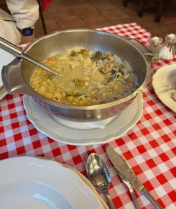 Hotel Valls de Valira a Os de Civís. Se come mucho y muy bien. Sorprendente tabla de embutidos ibéricos con platos caseros de segundo, patatas fritas caseras, tienen conejo, callos, pavo, magro de cerdo, salpicón, ensaladilla. Todo buenísimo. Los postres espectaculares. Vino de la casa todo el que quieras. ¡Un descubrimiento! ¡Decoración sublime! ¡Visita OBLIGATORIA!