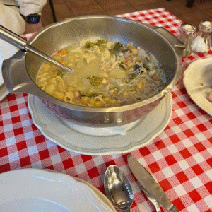 Hotel Valls de Valira a Os de Civís. Se come mucho y muy bien. Sorprendente tabla de embutidos ibéricos con platos caseros de segundo, patatas fritas caseras, tienen conejo, callos, pavo, magro de cerdo, salpicón, ensaladilla. Todo buenísimo. Los postres espectaculares. Vino de la casa todo el que quieras. ¡Un descubrimiento! ¡Decoración sublime! ¡Visita OBLIGATORIA!