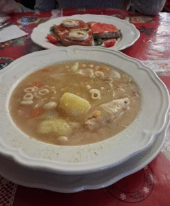 Razones para visitar el Hotel Valls de Valira en Os de Civís en Andorra, ya que, solo se accede desdeel Principado de Andorra. Gastronomía de Alta Montaña Cocina tradicional y de proximidad: El restaurante del hotel destaca por su exquisita gastronomía de alta montaña, basada en recetas tradicionales y productos locales de calidad. Cada día se renueva la carta del menú, permitiendo descubrir platos nuevos y únicos en cada visita. Especialidades regionales: Podrás disfrutar de carnes de caza a la brasa, embutidos artesanos, platos típicos de los Pirineos y postres caseros, todo acompañado de una cuidada selección de vinos. Calçotades auténticas: Durante la temporada, el hotel organiza calçotades con menús especiales que incluyen calçots, salsa romesco y carnes a la brasa, convirtiendo la experiencia en una auténtica fiesta gastronómica catalana. Servicio y Trato al Cliente Atención cercana y personalizada: El personal es valorado por su amabilidad, profesionalidad y dedicación. Los huéspedes destacan el trato cálido y familiar, siempre atentos a las necesidades de los visitantes para que se sientan como en casa. Ambiente acogedor: Tanto en el restaurante como en las zonas comunes, el ambiente es cómodo y relajado, ideal para desconectar y disfrutar de la tranquilidad de la montaña. Calidad del hotel Habitaciones confortables: Las habitaciones cuentan con camas king size, colchones de alta calidad, ropa de cama prémium y todas las comodidades necesarias para un descanso reparador. Limpieza y detalles: El hotel cuida cada detalle en la decoración y la limpieza, garantizando una estancia agradable y segura para todos los huéspedes. Ubicación privilegiada: Situado en el corazón de Os de Civís, el hotel ofrece vistas espectaculares y acceso directo a rutas de senderismo y naturaleza, a solo unos minutos de Andorra. Experiencia de Calçotades Menús completos: Los menús de calçotada incluyen entrantes, calçots con salsa, carnes a la brasa y postres, en un entorno natural único y con un ambiente festivo ideal para grupos y familias. Entorno natural: Disfrutar de una calçotada rodeados de naturaleza y aire puro es uno de los grandes atractivos de la experiencia en este hotel. En resumen, el Hotel Valls de Valira en Os de Civís es una excelente elección para quienes buscan buena gastronomía, servicio atento, calidad en el alojamiento y la oportunidad de vivir una auténtica calçotada catalana en un entorno natural incomparable. https://hotelvallsvalira.com/restaurant http://www.hotelosdecivis.com/restaurant/ http://www.hotelosdecivis.com http://www.hotelosdecivis.com/menu/menu-calcots/ https://www.instagram.com/p/DGyRHgKtDMO/ https://es.restaurantguru.com/Os-de-Civis-Spain https://www.tripadvisor.es/Hotel_Review-g2559118-d2235885-Reviews-Hotel_Os_de_Civis-Os_de_Civis_Province_of_Lleida_Catalonia.html https://www.booking.com/reviews/es/hotel/valls-valira.es.html https://hotelvallsvalira.com https://hotelvallsvalira.com/reservas https://es-l.airbnb.com/rooms/1153441651006763621 https://www.tripadvisor.es/Restaurant_Review-g2559118-d27978031-Reviews-Restaurant_Valls_Valira-Os_de_Civis_Province_of_Lleida_Catalonia.html https://www.booking.com/hotel/es/valls-valira.es.html https://www.speedbirdtravels.com/es/accommodation/master-4408310/hotel-valls-valira https://www.tiktok.com/@pep_andorra/video/7522291966189653253 https://www.tripadvisor.co/Restaurants-g2559118-Os_de_Civis_Province_of_Lleida_Catalonia.html https://www.skyscanner.es/hoteles/espana/valles-del-valira-hoteles/hotel-valls-valira/ht-220022098 https://hotelvallsvalira.com/servicios https://www.tripadvisor.es/Hotels-g12071135-Les_Valls_de_Valira_Province_of_Lleida_Catalonia-Hotels.html https://www.tripadvisor.es/RestaurantsNear-g2559118-d4795263-Hotel_Os_de_Civis-Os_de_Civis_Province_of_Lleida_Catalonia.html