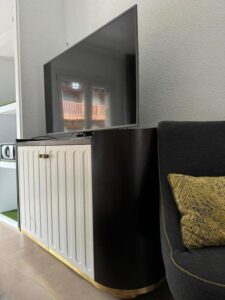 Razones para visitar el Hotel Valls de Valira en Os de Civís en Andorra, ya que, solo se accede desdeel Principado de Andorra. Gastronomía de Alta Montaña Cocina tradicional y de proximidad: El restaurante del hotel destaca por su exquisita gastronomía de alta montaña, basada en recetas tradicionales y productos locales de calidad. Cada día se renueva la carta del menú, permitiendo descubrir platos nuevos y únicos en cada visita. Especialidades regionales: Podrás disfrutar de carnes de caza a la brasa, embutidos artesanos, platos típicos de los Pirineos y postres caseros, todo acompañado de una cuidada selección de vinos. Calçotades auténticas: Durante la temporada, el hotel organiza calçotades con menús especiales que incluyen calçots, salsa romesco y carnes a la brasa, convirtiendo la experiencia en una auténtica fiesta gastronómica catalana. Servicio y Trato al Cliente Atención cercana y personalizada: El personal es valorado por su amabilidad, profesionalidad y dedicación. Los huéspedes destacan el trato cálido y familiar, siempre atentos a las necesidades de los visitantes para que se sientan como en casa. Ambiente acogedor: Tanto en el restaurante como en las zonas comunes, el ambiente es cómodo y relajado, ideal para desconectar y disfrutar de la tranquilidad de la montaña. Calidad del hotel Habitaciones confortables: Las habitaciones cuentan con camas king size, colchones de alta calidad, ropa de cama prémium y todas las comodidades necesarias para un descanso reparador. Limpieza y detalles: El hotel cuida cada detalle en la decoración y la limpieza, garantizando una estancia agradable y segura para todos los huéspedes. Ubicación privilegiada: Situado en el corazón de Os de Civís, el hotel ofrece vistas espectaculares y acceso directo a rutas de senderismo y naturaleza, a solo unos minutos de Andorra. Experiencia de Calçotades Menús completos: Los menús de calçotada incluyen entrantes, calçots con salsa, carnes a la brasa y postres, en un entorno natural único y con un ambiente festivo ideal para grupos y familias. Entorno natural: Disfrutar de una calçotada rodeados de naturaleza y aire puro es uno de los grandes atractivos de la experiencia en este hotel. En resumen, el Hotel Valls de Valira en Os de Civís es una excelente elección para quienes buscan buena gastronomía, servicio atento, calidad en el alojamiento y la oportunidad de vivir una auténtica calçotada catalana en un entorno natural incomparable. https://hotelvallsvalira.com/restaurant http://www.hotelosdecivis.com/restaurant/ http://www.hotelosdecivis.com http://www.hotelosdecivis.com/menu/menu-calcots/ https://www.instagram.com/p/DGyRHgKtDMO/ https://es.restaurantguru.com/Os-de-Civis-Spain https://www.tripadvisor.es/Hotel_Review-g2559118-d2235885-Reviews-Hotel_Os_de_Civis-Os_de_Civis_Province_of_Lleida_Catalonia.html https://www.booking.com/reviews/es/hotel/valls-valira.es.html https://hotelvallsvalira.com https://hotelvallsvalira.com/reservas https://es-l.airbnb.com/rooms/1153441651006763621 https://www.tripadvisor.es/Restaurant_Review-g2559118-d27978031-Reviews-Restaurant_Valls_Valira-Os_de_Civis_Province_of_Lleida_Catalonia.html https://www.booking.com/hotel/es/valls-valira.es.html https://www.speedbirdtravels.com/es/accommodation/master-4408310/hotel-valls-valira https://www.tiktok.com/@pep_andorra/video/7522291966189653253 https://www.tripadvisor.co/Restaurants-g2559118-Os_de_Civis_Province_of_Lleida_Catalonia.html https://www.skyscanner.es/hoteles/espana/valles-del-valira-hoteles/hotel-valls-valira/ht-220022098 https://hotelvallsvalira.com/servicios https://www.tripadvisor.es/Hotels-g12071135-Les_Valls_de_Valira_Province_of_Lleida_Catalonia-Hotels.html https://www.tripadvisor.es/RestaurantsNear-g2559118-d4795263-Hotel_Os_de_Civis-Os_de_Civis_Province_of_Lleida_Catalonia.html