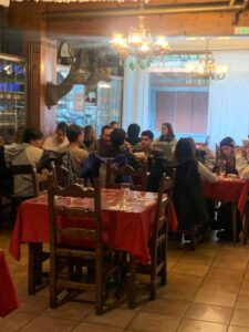 Hotel Restaurante Vall de Valira. Carrer Sant Julia, 6 - 25778, OS DE CIVÍS. Lleida. Teléfono y WhatsApp +34692352110 - T.+376358660. En el restaurante podrás degustar una exquisita gastronomía de alta montaña basada en recetas tradicionales con productos de proximidad. Partimos de poca variedad, pero cambiamos cada día la carta del menú para que puedas repetir en nuestro restaurante y probar platos nuevos y únicos. ¡Mejor poco, pero bien hecho! Horario Restaurante: Todos los días 13:00 a 15:30 h y 20:00 a 22:00 h. Horario del Bar: Todos los días 10:00 h a 22:00 h. ¡Nuestros servicios son únicos! La mejor cama, la mejor TV y la mejor wifi que te podemos ofrecer. Camas KING SIZE: ¡Camas de 200 cm x 200 cm para dormir como un KING! Almohada doble de diferente tamaño para los más exigentes. Sabanas de algodón, s180 hilos de la mejor calidad. Baño: Secador de pelo, espejo de aumento, Servicio de toallas. Jabón + Amenities en el baño Wifi: Alta velocidad para ver películas o TeleTrabajar (ideal para Freelancers). Os de Civís dispone de señal móvil de España. Minibar. Televisión: Televisiones Samsung FHD de 49″ y siente los colores Google Cast. Duplicado de pantalla. HDMI – Tiempo No hay caso alguno como el de Os de Civís, una pedanía ilerdense (dícese de Lleida) a la que no se puede entrar desde España, estando este dentro de sus fronteras. Hotel ideal para clubs deportivos, ciclistas, motoristas, amantes del running, usuarios de los caminos de montaña etc. Incluso hemos habilitado una zona exterior para unos grupos que nos visitaron con caballos. Te explicamos la historia de Aós de Civís Se trata de un enclave único por su condición geográfica: el único acceso que tiene se realiza desde Sant Julià de Lòria, ciudad o Parroquia situada en el Principado de Andorra. Muy próximo al pueblo se encuentra el Pic del Salòria, una montaña de casi 2800 metros que domina todo el valle. También corona el parque Natural del Alto Pirineo, el mayor espacio natural de toda Cataluña. Aós de Civís: La leyenda Según cuenta la leyenda, los prados del Valle de Aós estaban en disputa entre los pastores andorranos y los catalanes. Para resolver su titularidad, se organizó una pelea entre los mejores luchadores de ambos países, que se celebró en el Coll de la Botella. La disputa dejó al luchador catalán como vencedor. Todos los pastos para los animales en disputa pasaron a pertenecer, desde entonces, a la parroquia de Aós, y más tarde a España. Desde entonces… NADIE ha puesto en duda la legitimidad del acuerdo. Hotel Les Valls de Valira. Construido en 1970 y reformado en 2007 y 2024, ha conservado su encanto y su historia mejorando sus servicios y acabados para ofrecer lo mejor a sus clientes. 🔸 #VallDeValira 🔸 #OsDeCivís 🔸 #GastronomíaDeAltaMontaña 🔸 #CocinaTradicional 🔸 #ProductosDeProximidad 🔸 #SaboresAuténticos 🔸 #MenúDelDía 🔸 #ExperienciaGastronómica 🔸 #DescubreOsDeCivís 🔸 #EscapadaRural 🔸 #MontañasDeLleida 🔸 #HotelConEncanto 🔸 #KingSizeBeds 🔸 #RelaxTotal 🔸 #HospitalidadPremium 🔸 #AltaVelocidadWiFi 🔸 #VistasEspectaculares 🔸 #PirineosCatalanes 🔸 #HistoriaYEncanto 🔸 #TurismoRural 🔸 #LeyendaDeOsDeCivís 🔸 #AventuraEnLosPirineos 🔸 #NaturalezaYBienestar 🔸 #MontañasImpresionantes 🔸 #SaboresQueEnamoran BOOKING: Hotel Valls Valira es un alojamiento de 2 estrellas que se encuentra en Os de Civís, a 18 km de parque de atracciones Naturland, y que dispone de salón de uso común, restaurante y bar. El alojamiento está a 22 km de Santuari de Meritxell, a 12 km de Estadio comunal de Aixovall y a 22 km de Campo de golf Vall d’Ordino. El hotel libre de humo ofrece wifi gratis en todo el alojamiento. En el hotel, todas las habitaciones disponen de armario, TV de pantalla plana, baño privado, ropa de cama, toallas y un balcón con vistas a la montaña. Todas las unidades disponen de caja fuerte. El desayuno está disponible todas las mañanas e incluye opciones de buffet, a la carta o sin gluten. La clientela puede practicar actividades en Os de Civís y alrededores, como el ciclismo. El aeropuerto (Aeropuerto de Andorra-La Seu d’Urgell) está a 27 km. A las parejas les encanta la ubicación —le han puesto un 9,0 para viajes de dos personas. Las distancias en la descripción del alojamiento se calculan con OpenStreetMap© Hotel Valls de Valira a Os de Civís. Se come mucho y muy bien, sorprendente tabla de embutidos ibéricos con platos caseros de segundo, patatas fritas caseras, tienen conejo, callos, pavo, magro de cerdo, salpicón, ensaladilla. Todo buenísimo. Los postres espectaculares. Vino de la casa todo el que quieras. ¡Un descubrimiento! ¡Decoración sublime! ¡Visita OBLIGATORIA! Vivir en Os de Civís, periclave pirenaico accesible solo desde Andorra Singular, bello y asombroso. Estos son algunos de los adjetivos más repetidos entre quienes visitan por primera vez el peculiar pueblo pirenaico de Os de Civís. Ubicado en pleno Pirineo, concretamente al norte de la provincia de Lérida, el pueblo de Os de Civís, también conocido como Aós de Civís, es una pequeña localidad del municipio de Valles del Valira. Perteneciente a la comarca del Alt Urgell, donde se ubican también los pueblos de Anserall, Argolell, Arcavell, Ars, Asnurri, Bescaran, Calbinyà, Civís, La Farga de Moles y Sant Joan Fumat. Aparte de por su increíble belleza, Os de Civís atrae a muchos visitantes gracias a su peculiar ubicación, que convierte a este pequeño pueblo pirenaico en una de las curiosidades geográficas más desconocidas de toda España. Así, Os de Civís no se trata de un enclave propiamente dicho, ni tampoco un exclave, sino que realmente es un periclave, concepto utilizado para definir aquel lugar conectado por tierra con el resto del país o la provincia, pero al que, en la práctica, solo se puede acceder a través de otro país.