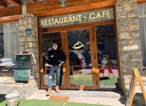 Razones para visitar el Hotel Valls de Valira en Os de Civís en Andorra, ya que, solo se accede desdeel Principado de Andorra. Gastronomía de Alta Montaña Cocina tradicional y de proximidad: El restaurante del hotel destaca por su exquisita gastronomía de alta montaña, basada en recetas tradicionales y productos locales de calidad. Cada día se renueva la carta del menú, permitiendo descubrir platos nuevos y únicos en cada visita. Especialidades regionales: Podrás disfrutar de carnes de caza a la brasa, embutidos artesanos, platos típicos de los Pirineos y postres caseros, todo acompañado de una cuidada selección de vinos. Calçotades auténticas: Durante la temporada, el hotel organiza calçotades con menús especiales que incluyen calçots, salsa romesco y carnes a la brasa, convirtiendo la experiencia en una auténtica fiesta gastronómica catalana. Servicio y Trato al Cliente Atención cercana y personalizada: El personal es valorado por su amabilidad, profesionalidad y dedicación. Los huéspedes destacan el trato cálido y familiar, siempre atentos a las necesidades de los visitantes para que se sientan como en casa. Ambiente acogedor: Tanto en el restaurante como en las zonas comunes, el ambiente es cómodo y relajado, ideal para desconectar y disfrutar de la tranquilidad de la montaña. Calidad del hotel Habitaciones confortables: Las habitaciones cuentan con camas king size, colchones de alta calidad, ropa de cama prémium y todas las comodidades necesarias para un descanso reparador. Limpieza y detalles: El hotel cuida cada detalle en la decoración y la limpieza, garantizando una estancia agradable y segura para todos los huéspedes. Ubicación privilegiada: Situado en el corazón de Os de Civís, el hotel ofrece vistas espectaculares y acceso directo a rutas de senderismo y naturaleza, a solo unos minutos de Andorra. Experiencia de Calçotades Menús completos: Los menús de calçotada incluyen entrantes, calçots con salsa, carnes a la brasa y postres, en un entorno natural único y con un ambiente festivo ideal para grupos y familias. Entorno natural: Disfrutar de una calçotada rodeados de naturaleza y aire puro es uno de los grandes atractivos de la experiencia en este hotel. En resumen, el Hotel Valls de Valira en Os de Civís es una excelente elección para quienes buscan buena gastronomía, servicio atento, calidad en el alojamiento y la oportunidad de vivir una auténtica calçotada catalana en un entorno natural incomparable. https://hotelvallsvalira.com/restaurant http://www.hotelosdecivis.com/restaurant/ http://www.hotelosdecivis.com http://www.hotelosdecivis.com/menu/menu-calcots/ https://www.instagram.com/p/DGyRHgKtDMO/ https://es.restaurantguru.com/Os-de-Civis-Spain https://www.tripadvisor.es/Hotel_Review-g2559118-d2235885-Reviews-Hotel_Os_de_Civis-Os_de_Civis_Province_of_Lleida_Catalonia.html https://www.booking.com/reviews/es/hotel/valls-valira.es.html https://hotelvallsvalira.com https://hotelvallsvalira.com/reservas https://es-l.airbnb.com/rooms/1153441651006763621 https://www.tripadvisor.es/Restaurant_Review-g2559118-d27978031-Reviews-Restaurant_Valls_Valira-Os_de_Civis_Province_of_Lleida_Catalonia.html https://www.booking.com/hotel/es/valls-valira.es.html https://www.speedbirdtravels.com/es/accommodation/master-4408310/hotel-valls-valira https://www.tiktok.com/@pep_andorra/video/7522291966189653253 https://www.tripadvisor.co/Restaurants-g2559118-Os_de_Civis_Province_of_Lleida_Catalonia.html https://www.skyscanner.es/hoteles/espana/valles-del-valira-hoteles/hotel-valls-valira/ht-220022098 https://hotelvallsvalira.com/servicios https://www.tripadvisor.es/Hotels-g12071135-Les_Valls_de_Valira_Province_of_Lleida_Catalonia-Hotels.html https://www.tripadvisor.es/RestaurantsNear-g2559118-d4795263-Hotel_Os_de_Civis-Os_de_Civis_Province_of_Lleida_Catalonia.html