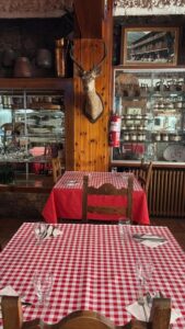 Hotel Restaurante Vall de Valira. Carrer Sant Julia, 6 - 25778, OS DE CIVÍS. Lleida. Teléfono y WhatsApp +34692352110 - T.+376358660. En el restaurante podrás degustar una exquisita gastronomía de alta montaña basada en recetas tradicionales con productos de proximidad. Partimos de poca variedad, pero cambiamos cada día la carta del menú para que puedas repetir en nuestro restaurante y probar platos nuevos y únicos. ¡Mejor poco, pero bien hecho! Horario Restaurante: Todos los días 13:00 a 15:30 h y 20:00 a 22:00 h. Horario del Bar: Todos los días 10:00 h a 22:00 h. ¡Nuestros servicios son únicos! La mejor cama, la mejor TV y la mejor wifi que te podemos ofrecer. Camas KING SIZE: ¡Camas de 200 cm x 200 cm para dormir como un KING! Almohada doble de diferente tamaño para los más exigentes. Sabanas de algodón, s180 hilos de la mejor calidad. Baño: Secador de pelo, espejo de aumento, Servicio de toallas. Jabón + Amenities en el baño Wifi: Alta velocidad para ver películas o TeleTrabajar (ideal para Freelancers). Os de Civís dispone de señal móvil de España. Minibar. Televisión: Televisiones Samsung FHD de 49″ y siente los colores Google Cast. Duplicado de pantalla. HDMI – Tiempo No hay caso alguno como el de Os de Civís, una pedanía ilerdense (dícese de Lleida) a la que no se puede entrar desde España, estando este dentro de sus fronteras. Hotel ideal para clubs deportivos, ciclistas, motoristas, amantes del running, usuarios de los caminos de montaña etc. Incluso hemos habilitado una zona exterior para unos grupos que nos visitaron con caballos. Te explicamos la historia de Aós de Civís Se trata de un enclave único por su condición geográfica: el único acceso que tiene se realiza desde Sant Julià de Lòria, ciudad o Parroquia situada en el Principado de Andorra. Muy próximo al pueblo se encuentra el Pic del Salòria, una montaña de casi 2800 metros que domina todo el valle. También corona el parque Natural del Alto Pirineo, el mayor espacio natural de toda Cataluña. Aós de Civís: La leyenda Según cuenta la leyenda, los prados del Valle de Aós estaban en disputa entre los pastores andorranos y los catalanes. Para resolver su titularidad, se organizó una pelea entre los mejores luchadores de ambos países, que se celebró en el Coll de la Botella. La disputa dejó al luchador catalán como vencedor. Todos los pastos para los animales en disputa pasaron a pertenecer, desde entonces, a la parroquia de Aós, y más tarde a España. Desde entonces… NADIE ha puesto en duda la legitimidad del acuerdo. Hotel Les Valls de Valira. Construido en 1970 y reformado en 2007 y 2024, ha conservado su encanto y su historia mejorando sus servicios y acabados para ofrecer lo mejor a sus clientes. 🔸 #VallDeValira 🔸 #OsDeCivís 🔸 #GastronomíaDeAltaMontaña 🔸 #CocinaTradicional 🔸 #ProductosDeProximidad 🔸 #SaboresAuténticos 🔸 #MenúDelDía 🔸 #ExperienciaGastronómica 🔸 #DescubreOsDeCivís 🔸 #EscapadaRural 🔸 #MontañasDeLleida 🔸 #HotelConEncanto 🔸 #KingSizeBeds 🔸 #RelaxTotal 🔸 #HospitalidadPremium 🔸 #AltaVelocidadWiFi 🔸 #VistasEspectaculares 🔸 #PirineosCatalanes 🔸 #HistoriaYEncanto 🔸 #TurismoRural 🔸 #LeyendaDeOsDeCivís 🔸 #AventuraEnLosPirineos 🔸 #NaturalezaYBienestar 🔸 #MontañasImpresionantes 🔸 #SaboresQueEnamoran BOOKING: Hotel Valls Valira es un alojamiento de 2 estrellas que se encuentra en Os de Civís, a 18 km de parque de atracciones Naturland, y que dispone de salón de uso común, restaurante y bar. El alojamiento está a 22 km de Santuari de Meritxell, a 12 km de Estadio comunal de Aixovall y a 22 km de Campo de golf Vall d’Ordino. El hotel libre de humo ofrece wifi gratis en todo el alojamiento. En el hotel, todas las habitaciones disponen de armario, TV de pantalla plana, baño privado, ropa de cama, toallas y un balcón con vistas a la montaña. Todas las unidades disponen de caja fuerte. El desayuno está disponible todas las mañanas e incluye opciones de buffet, a la carta o sin gluten. La clientela puede practicar actividades en Os de Civís y alrededores, como el ciclismo. El aeropuerto (Aeropuerto de Andorra-La Seu d’Urgell) está a 27 km. A las parejas les encanta la ubicación —le han puesto un 9,0 para viajes de dos personas. Las distancias en la descripción del alojamiento se calculan con OpenStreetMap© Hotel Valls de Valira a Os de Civís. Se come mucho y muy bien, sorprendente tabla de embutidos ibéricos con platos caseros de segundo, patatas fritas caseras, tienen conejo, callos, pavo, magro de cerdo, salpicón, ensaladilla. Todo buenísimo. Los postres espectaculares. Vino de la casa todo el que quieras. ¡Un descubrimiento! ¡Decoración sublime! ¡Visita OBLIGATORIA! Vivir en Os de Civís, periclave pirenaico accesible solo desde Andorra Singular, bello y asombroso. Estos son algunos de los adjetivos más repetidos entre quienes visitan por primera vez el peculiar pueblo pirenaico de Os de Civís. Ubicado en pleno Pirineo, concretamente al norte de la provincia de Lérida, el pueblo de Os de Civís, también conocido como Aós de Civís, es una pequeña localidad del municipio de Valles del Valira. Perteneciente a la comarca del Alt Urgell, donde se ubican también los pueblos de Anserall, Argolell, Arcavell, Ars, Asnurri, Bescaran, Calbinyà, Civís, La Farga de Moles y Sant Joan Fumat. Aparte de por su increíble belleza, Os de Civís atrae a muchos visitantes gracias a su peculiar ubicación, que convierte a este pequeño pueblo pirenaico en una de las curiosidades geográficas más desconocidas de toda España. Así, Os de Civís no se trata de un enclave propiamente dicho, ni tampoco un exclave, sino que realmente es un periclave, concepto utilizado para definir aquel lugar conectado por tierra con el resto del país o la provincia, pero al que, en la práctica, solo se puede acceder a través de otro país.