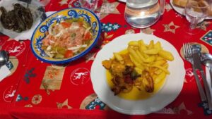 Hotel Restaurante Vall de Valira. Carrer Sant Julia, 6 - 25778, OS DE CIVÍS. Lleida. Teléfono y WhatsApp +34692352110 - T.+376358660. En el restaurante podrás degustar una exquisita gastronomía de alta montaña basada en recetas tradicionales con productos de proximidad. Partimos de poca variedad, pero cambiamos cada día la carta del menú para que puedas repetir en nuestro restaurante y probar platos nuevos y únicos. ¡Mejor poco, pero bien hecho! Horario Restaurante: Todos los días 13:00 a 15:30 h y 20:00 a 22:00 h. Horario del Bar: Todos los días 10:00 h a 22:00 h. ¡Nuestros servicios son únicos! La mejor cama, la mejor TV y la mejor wifi que te podemos ofrecer. Camas KING SIZE: ¡Camas de 200 cm x 200 cm para dormir como un KING! Almohada doble de diferente tamaño para los más exigentes. Sabanas de algodón, s180 hilos de la mejor calidad. Baño: Secador de pelo, espejo de aumento, Servicio de toallas. Jabón + Amenities en el baño Wifi: Alta velocidad para ver películas o TeleTrabajar (ideal para Freelancers). Os de Civís dispone de señal móvil de España. Minibar. Televisión: Televisiones Samsung FHD de 49″ y siente los colores Google Cast. Duplicado de pantalla. HDMI – Tiempo No hay caso alguno como el de Os de Civís, una pedanía ilerdense (dícese de Lleida) a la que no se puede entrar desde España, estando este dentro de sus fronteras. Hotel ideal para clubs deportivos, ciclistas, motoristas, amantes del running, usuarios de los caminos de montaña etc. Incluso hemos habilitado una zona exterior para unos grupos que nos visitaron con caballos. Te explicamos la historia de Aós de Civís Se trata de un enclave único por su condición geográfica: el único acceso que tiene se realiza desde Sant Julià de Lòria, ciudad o Parroquia situada en el Principado de Andorra. Muy próximo al pueblo se encuentra el Pic del Salòria, una montaña de casi 2800 metros que domina todo el valle. También corona el parque Natural del Alto Pirineo, el mayor espacio natural de toda Cataluña. Aós de Civís: La leyenda Según cuenta la leyenda, los prados del Valle de Aós estaban en disputa entre los pastores andorranos y los catalanes. Para resolver su titularidad, se organizó una pelea entre los mejores luchadores de ambos países, que se celebró en el Coll de la Botella. La disputa dejó al luchador catalán como vencedor. Todos los pastos para los animales en disputa pasaron a pertenecer, desde entonces, a la parroquia de Aós, y más tarde a España. Desde entonces… NADIE ha puesto en duda la legitimidad del acuerdo. Hotel Les Valls de Valira. Construido en 1970 y reformado en 2007 y 2024, ha conservado su encanto y su historia mejorando sus servicios y acabados para ofrecer lo mejor a sus clientes. 🔸 #VallDeValira 🔸 #OsDeCivís 🔸 #GastronomíaDeAltaMontaña 🔸 #CocinaTradicional 🔸 #ProductosDeProximidad 🔸 #SaboresAuténticos 🔸 #MenúDelDía 🔸 #ExperienciaGastronómica 🔸 #DescubreOsDeCivís 🔸 #EscapadaRural 🔸 #MontañasDeLleida 🔸 #HotelConEncanto 🔸 #KingSizeBeds 🔸 #RelaxTotal 🔸 #HospitalidadPremium 🔸 #AltaVelocidadWiFi 🔸 #VistasEspectaculares 🔸 #PirineosCatalanes 🔸 #HistoriaYEncanto 🔸 #TurismoRural 🔸 #LeyendaDeOsDeCivís 🔸 #AventuraEnLosPirineos 🔸 #NaturalezaYBienestar 🔸 #MontañasImpresionantes 🔸 #SaboresQueEnamoran BOOKING: Hotel Valls Valira es un alojamiento de 2 estrellas que se encuentra en Os de Civís, a 18 km de parque de atracciones Naturland, y que dispone de salón de uso común, restaurante y bar. El alojamiento está a 22 km de Santuari de Meritxell, a 12 km de Estadio comunal de Aixovall y a 22 km de Campo de golf Vall d’Ordino. El hotel libre de humo ofrece wifi gratis en todo el alojamiento. En el hotel, todas las habitaciones disponen de armario, TV de pantalla plana, baño privado, ropa de cama, toallas y un balcón con vistas a la montaña. Todas las unidades disponen de caja fuerte. El desayuno está disponible todas las mañanas e incluye opciones de buffet, a la carta o sin gluten. La clientela puede practicar actividades en Os de Civís y alrededores, como el ciclismo. El aeropuerto (Aeropuerto de Andorra-La Seu d’Urgell) está a 27 km. A las parejas les encanta la ubicación —le han puesto un 9,0 para viajes de dos personas. Las distancias en la descripción del alojamiento se calculan con OpenStreetMap© Hotel Valls de Valira a Os de Civís. Se come mucho y muy bien, sorprendente tabla de embutidos ibéricos con platos caseros de segundo, patatas fritas caseras, tienen conejo, callos, pavo, magro de cerdo, salpicón, ensaladilla. Todo buenísimo. Los postres espectaculares. Vino de la casa todo el que quieras. ¡Un descubrimiento! ¡Decoración sublime! ¡Visita OBLIGATORIA! Vivir en Os de Civís, periclave pirenaico accesible solo desde Andorra Singular, bello y asombroso. Estos son algunos de los adjetivos más repetidos entre quienes visitan por primera vez el peculiar pueblo pirenaico de Os de Civís. Ubicado en pleno Pirineo, concretamente al norte de la provincia de Lérida, el pueblo de Os de Civís, también conocido como Aós de Civís, es una pequeña localidad del municipio de Valles del Valira. Perteneciente a la comarca del Alt Urgell, donde se ubican también los pueblos de Anserall, Argolell, Arcavell, Ars, Asnurri, Bescaran, Calbinyà, Civís, La Farga de Moles y Sant Joan Fumat. Aparte de por su increíble belleza, Os de Civís atrae a muchos visitantes gracias a su peculiar ubicación, que convierte a este pequeño pueblo pirenaico en una de las curiosidades geográficas más desconocidas de toda España. Así, Os de Civís no se trata de un enclave propiamente dicho, ni tampoco un exclave, sino que realmente es un periclave, concepto utilizado para definir aquel lugar conectado por tierra con el resto del país o la provincia, pero al que, en la práctica, solo se puede acceder a través de otro país.