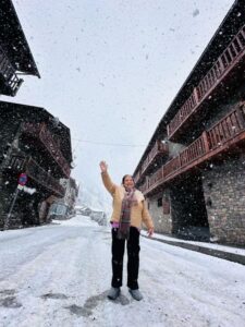 Hotel Restaurante Vall de Valira. Carrer Sant Julia, 6 - 25778, OS DE CIVÍS. Lleida. Teléfono y WhatsApp +34692352110 - T.+376358660. En el restaurante podrás degustar una exquisita gastronomía de alta montaña basada en recetas tradicionales con productos de proximidad. Partimos de poca variedad, pero cambiamos cada día la carta del menú para que puedas repetir en nuestro restaurante y probar platos nuevos y únicos. ¡Mejor poco, pero bien hecho! Horario Restaurante: Todos los días 13:00 a 15:30 h y 20:00 a 22:00 h. Horario del Bar: Todos los días 10:00 h a 22:00 h. ¡Nuestros servicios son únicos! La mejor cama, la mejor TV y la mejor wifi que te podemos ofrecer. Camas KING SIZE: ¡Camas de 200 cm x 200 cm para dormir como un KING! Almohada doble de diferente tamaño para los más exigentes. Sabanas de algodón, s180 hilos de la mejor calidad. Baño: Secador de pelo, espejo de aumento, Servicio de toallas. Jabón + Amenities en el baño Wifi: Alta velocidad para ver películas o TeleTrabajar (ideal para Freelancers). Os de Civís dispone de señal móvil de España. Minibar. Televisión: Televisiones Samsung FHD de 49″ y siente los colores Google Cast. Duplicado de pantalla. HDMI – Tiempo No hay caso alguno como el de Os de Civís, una pedanía ilerdense (dícese de Lleida) a la que no se puede entrar desde España, estando este dentro de sus fronteras. Hotel ideal para clubs deportivos, ciclistas, motoristas, amantes del running, usuarios de los caminos de montaña etc. Incluso hemos habilitado una zona exterior para unos grupos que nos visitaron con caballos. Te explicamos la historia de Aós de Civís Se trata de un enclave único por su condición geográfica: el único acceso que tiene se realiza desde Sant Julià de Lòria, ciudad o Parroquia situada en el Principado de Andorra. Muy próximo al pueblo se encuentra el Pic del Salòria, una montaña de casi 2800 metros que domina todo el valle. También corona el parque Natural del Alto Pirineo, el mayor espacio natural de toda Cataluña. Aós de Civís: La leyenda Según cuenta la leyenda, los prados del Valle de Aós estaban en disputa entre los pastores andorranos y los catalanes. Para resolver su titularidad, se organizó una pelea entre los mejores luchadores de ambos países, que se celebró en el Coll de la Botella. La disputa dejó al luchador catalán como vencedor. Todos los pastos para los animales en disputa pasaron a pertenecer, desde entonces, a la parroquia de Aós, y más tarde a España. Desde entonces… NADIE ha puesto en duda la legitimidad del acuerdo. Hotel Les Valls de Valira. Construido en 1970 y reformado en 2007 y 2024, ha conservado su encanto y su historia mejorando sus servicios y acabados para ofrecer lo mejor a sus clientes. 🔸 #VallDeValira 🔸 #OsDeCivís 🔸 #GastronomíaDeAltaMontaña 🔸 #CocinaTradicional 🔸 #ProductosDeProximidad 🔸 #SaboresAuténticos 🔸 #MenúDelDía 🔸 #ExperienciaGastronómica 🔸 #DescubreOsDeCivís 🔸 #EscapadaRural 🔸 #MontañasDeLleida 🔸 #HotelConEncanto 🔸 #KingSizeBeds 🔸 #RelaxTotal 🔸 #HospitalidadPremium 🔸 #AltaVelocidadWiFi 🔸 #VistasEspectaculares 🔸 #PirineosCatalanes 🔸 #HistoriaYEncanto 🔸 #TurismoRural 🔸 #LeyendaDeOsDeCivís 🔸 #AventuraEnLosPirineos 🔸 #NaturalezaYBienestar 🔸 #MontañasImpresionantes 🔸 #SaboresQueEnamoran BOOKING: Hotel Valls Valira es un alojamiento de 2 estrellas que se encuentra en Os de Civís, a 18 km de parque de atracciones Naturland, y que dispone de salón de uso común, restaurante y bar. El alojamiento está a 22 km de Santuari de Meritxell, a 12 km de Estadio comunal de Aixovall y a 22 km de Campo de golf Vall d’Ordino. El hotel libre de humo ofrece wifi gratis en todo el alojamiento. En el hotel, todas las habitaciones disponen de armario, TV de pantalla plana, baño privado, ropa de cama, toallas y un balcón con vistas a la montaña. Todas las unidades disponen de caja fuerte. El desayuno está disponible todas las mañanas e incluye opciones de buffet, a la carta o sin gluten. La clientela puede practicar actividades en Os de Civís y alrededores, como el ciclismo. El aeropuerto (Aeropuerto de Andorra-La Seu d’Urgell) está a 27 km. A las parejas les encanta la ubicación —le han puesto un 9,0 para viajes de dos personas. Las distancias en la descripción del alojamiento se calculan con OpenStreetMap© Hotel Valls de Valira a Os de Civís. Se come mucho y muy bien, sorprendente tabla de embutidos ibéricos con platos caseros de segundo, patatas fritas caseras, tienen conejo, callos, pavo, magro de cerdo, salpicón, ensaladilla. Todo buenísimo. Los postres espectaculares. Vino de la casa todo el que quieras. ¡Un descubrimiento! ¡Decoración sublime! ¡Visita OBLIGATORIA! Vivir en Os de Civís, periclave pirenaico accesible solo desde Andorra Singular, bello y asombroso. Estos son algunos de los adjetivos más repetidos entre quienes visitan por primera vez el peculiar pueblo pirenaico de Os de Civís. Ubicado en pleno Pirineo, concretamente al norte de la provincia de Lérida, el pueblo de Os de Civís, también conocido como Aós de Civís, es una pequeña localidad del municipio de Valles del Valira. Perteneciente a la comarca del Alt Urgell, donde se ubican también los pueblos de Anserall, Argolell, Arcavell, Ars, Asnurri, Bescaran, Calbinyà, Civís, La Farga de Moles y Sant Joan Fumat. Aparte de por su increíble belleza, Os de Civís atrae a muchos visitantes gracias a su peculiar ubicación, que convierte a este pequeño pueblo pirenaico en una de las curiosidades geográficas más desconocidas de toda España. Así, Os de Civís no se trata de un enclave propiamente dicho, ni tampoco un exclave, sino que realmente es un periclave, concepto utilizado para definir aquel lugar conectado por tierra con el resto del país o la provincia, pero al que, en la práctica, solo se puede acceder a través de otro país.