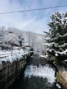 Hotel Restaurante Vall de Valira. Carrer Sant Julia, 6 - 25778, OS DE CIVÍS. Lleida. Teléfono y WhatsApp +34692352110 - T.+376358660. En el restaurante podrás degustar una exquisita gastronomía de alta montaña basada en recetas tradicionales con productos de proximidad. Partimos de poca variedad, pero cambiamos cada día la carta del menú para que puedas repetir en nuestro restaurante y probar platos nuevos y únicos. ¡Mejor poco, pero bien hecho! Horario Restaurante: Todos los días 13:00 a 15:30 h y 20:00 a 22:00 h. Horario del Bar: Todos los días 10:00 h a 22:00 h. ¡Nuestros servicios son únicos! La mejor cama, la mejor TV y la mejor wifi que te podemos ofrecer. Camas KING SIZE: ¡Camas de 200 cm x 200 cm para dormir como un KING! Almohada doble de diferente tamaño para los más exigentes. Sabanas de algodón, s180 hilos de la mejor calidad. Baño: Secador de pelo, espejo de aumento, Servicio de toallas. Jabón + Amenities en el baño Wifi: Alta velocidad para ver películas o TeleTrabajar (ideal para Freelancers). Os de Civís dispone de señal móvil de España. Minibar. Televisión: Televisiones Samsung FHD de 49″ y siente los colores Google Cast. Duplicado de pantalla. HDMI – Tiempo No hay caso alguno como el de Os de Civís, una pedanía ilerdense (dícese de Lleida) a la que no se puede entrar desde España, estando este dentro de sus fronteras. Hotel ideal para clubs deportivos, ciclistas, motoristas, amantes del running, usuarios de los caminos de montaña etc. Incluso hemos habilitado una zona exterior para unos grupos que nos visitaron con caballos. Te explicamos la historia de Aós de Civís Se trata de un enclave único por su condición geográfica: el único acceso que tiene se realiza desde Sant Julià de Lòria, ciudad o Parroquia situada en el Principado de Andorra. Muy próximo al pueblo se encuentra el Pic del Salòria, una montaña de casi 2800 metros que domina todo el valle. También corona el parque Natural del Alto Pirineo, el mayor espacio natural de toda Cataluña. Aós de Civís: La leyenda Según cuenta la leyenda, los prados del Valle de Aós estaban en disputa entre los pastores andorranos y los catalanes. Para resolver su titularidad, se organizó una pelea entre los mejores luchadores de ambos países, que se celebró en el Coll de la Botella. La disputa dejó al luchador catalán como vencedor. Todos los pastos para los animales en disputa pasaron a pertenecer, desde entonces, a la parroquia de Aós, y más tarde a España. Desde entonces… NADIE ha puesto en duda la legitimidad del acuerdo. Hotel Les Valls de Valira. Construido en 1970 y reformado en 2007 y 2024, ha conservado su encanto y su historia mejorando sus servicios y acabados para ofrecer lo mejor a sus clientes. 🔸 #VallDeValira 🔸 #OsDeCivís 🔸 #GastronomíaDeAltaMontaña 🔸 #CocinaTradicional 🔸 #ProductosDeProximidad 🔸 #SaboresAuténticos 🔸 #MenúDelDía 🔸 #ExperienciaGastronómica 🔸 #DescubreOsDeCivís 🔸 #EscapadaRural 🔸 #MontañasDeLleida 🔸 #HotelConEncanto 🔸 #KingSizeBeds 🔸 #RelaxTotal 🔸 #HospitalidadPremium 🔸 #AltaVelocidadWiFi 🔸 #VistasEspectaculares 🔸 #PirineosCatalanes 🔸 #HistoriaYEncanto 🔸 #TurismoRural 🔸 #LeyendaDeOsDeCivís 🔸 #AventuraEnLosPirineos 🔸 #NaturalezaYBienestar 🔸 #MontañasImpresionantes 🔸 #SaboresQueEnamoran BOOKING: Hotel Valls Valira es un alojamiento de 2 estrellas que se encuentra en Os de Civís, a 18 km de parque de atracciones Naturland, y que dispone de salón de uso común, restaurante y bar. El alojamiento está a 22 km de Santuari de Meritxell, a 12 km de Estadio comunal de Aixovall y a 22 km de Campo de golf Vall d’Ordino. El hotel libre de humo ofrece wifi gratis en todo el alojamiento. En el hotel, todas las habitaciones disponen de armario, TV de pantalla plana, baño privado, ropa de cama, toallas y un balcón con vistas a la montaña. Todas las unidades disponen de caja fuerte. El desayuno está disponible todas las mañanas e incluye opciones de buffet, a la carta o sin gluten. La clientela puede practicar actividades en Os de Civís y alrededores, como el ciclismo. El aeropuerto (Aeropuerto de Andorra-La Seu d’Urgell) está a 27 km. A las parejas les encanta la ubicación —le han puesto un 9,0 para viajes de dos personas. Las distancias en la descripción del alojamiento se calculan con OpenStreetMap© Hotel Valls de Valira a Os de Civís. Se come mucho y muy bien, sorprendente tabla de embutidos ibéricos con platos caseros de segundo, patatas fritas caseras, tienen conejo, callos, pavo, magro de cerdo, salpicón, ensaladilla. Todo buenísimo. Los postres espectaculares. Vino de la casa todo el que quieras. ¡Un descubrimiento! ¡Decoración sublime! ¡Visita OBLIGATORIA! Vivir en Os de Civís, periclave pirenaico accesible solo desde Andorra Singular, bello y asombroso. Estos son algunos de los adjetivos más repetidos entre quienes visitan por primera vez el peculiar pueblo pirenaico de Os de Civís. Ubicado en pleno Pirineo, concretamente al norte de la provincia de Lérida, el pueblo de Os de Civís, también conocido como Aós de Civís, es una pequeña localidad del municipio de Valles del Valira. Perteneciente a la comarca del Alt Urgell, donde se ubican también los pueblos de Anserall, Argolell, Arcavell, Ars, Asnurri, Bescaran, Calbinyà, Civís, La Farga de Moles y Sant Joan Fumat. Aparte de por su increíble belleza, Os de Civís atrae a muchos visitantes gracias a su peculiar ubicación, que convierte a este pequeño pueblo pirenaico en una de las curiosidades geográficas más desconocidas de toda España. Así, Os de Civís no se trata de un enclave propiamente dicho, ni tampoco un exclave, sino que realmente es un periclave, concepto utilizado para definir aquel lugar conectado por tierra con el resto del país o la provincia, pero al que, en la práctica, solo se puede acceder a través de otro país.