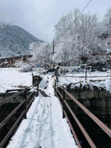 Hotel Restaurante Vall de Valira. Carrer Sant Julia, 6 - 25778, OS DE CIVÍS. Lleida. Teléfono y WhatsApp +34692352110 - T.+376358660. En el restaurante podrás degustar una exquisita gastronomía de alta montaña basada en recetas tradicionales con productos de proximidad. Partimos de poca variedad, pero cambiamos cada día la carta del menú para que puedas repetir en nuestro restaurante y probar platos nuevos y únicos. ¡Mejor poco, pero bien hecho! Horario Restaurante: Todos los días 13:00 a 15:30 h y 20:00 a 22:00 h. Horario del Bar: Todos los días 10:00 h a 22:00 h. ¡Nuestros servicios son únicos! La mejor cama, la mejor TV y la mejor wifi que te podemos ofrecer. Camas KING SIZE: ¡Camas de 200 cm x 200 cm para dormir como un KING! Almohada doble de diferente tamaño para los más exigentes. Sabanas de algodón, s180 hilos de la mejor calidad. Baño: Secador de pelo, espejo de aumento, Servicio de toallas. Jabón + Amenities en el baño Wifi: Alta velocidad para ver películas o TeleTrabajar (ideal para Freelancers). Os de Civís dispone de señal móvil de España. Minibar. Televisión: Televisiones Samsung FHD de 49″ y siente los colores Google Cast. Duplicado de pantalla. HDMI – Tiempo No hay caso alguno como el de Os de Civís, una pedanía ilerdense (dícese de Lleida) a la que no se puede entrar desde España, estando este dentro de sus fronteras. Hotel ideal para clubs deportivos, ciclistas, motoristas, amantes del running, usuarios de los caminos de montaña etc. Incluso hemos habilitado una zona exterior para unos grupos que nos visitaron con caballos. Te explicamos la historia de Aós de Civís Se trata de un enclave único por su condición geográfica: el único acceso que tiene se realiza desde Sant Julià de Lòria, ciudad o Parroquia situada en el Principado de Andorra. Muy próximo al pueblo se encuentra el Pic del Salòria, una montaña de casi 2800 metros que domina todo el valle. También corona el parque Natural del Alto Pirineo, el mayor espacio natural de toda Cataluña. Aós de Civís: La leyenda Según cuenta la leyenda, los prados del Valle de Aós estaban en disputa entre los pastores andorranos y los catalanes. Para resolver su titularidad, se organizó una pelea entre los mejores luchadores de ambos países, que se celebró en el Coll de la Botella. La disputa dejó al luchador catalán como vencedor. Todos los pastos para los animales en disputa pasaron a pertenecer, desde entonces, a la parroquia de Aós, y más tarde a España. Desde entonces… NADIE ha puesto en duda la legitimidad del acuerdo. Hotel Les Valls de Valira. Construido en 1970 y reformado en 2007 y 2024, ha conservado su encanto y su historia mejorando sus servicios y acabados para ofrecer lo mejor a sus clientes. 🔸 #VallDeValira 🔸 #OsDeCivís 🔸 #GastronomíaDeAltaMontaña 🔸 #CocinaTradicional 🔸 #ProductosDeProximidad 🔸 #SaboresAuténticos 🔸 #MenúDelDía 🔸 #ExperienciaGastronómica 🔸 #DescubreOsDeCivís 🔸 #EscapadaRural 🔸 #MontañasDeLleida 🔸 #HotelConEncanto 🔸 #KingSizeBeds 🔸 #RelaxTotal 🔸 #HospitalidadPremium 🔸 #AltaVelocidadWiFi 🔸 #VistasEspectaculares 🔸 #PirineosCatalanes 🔸 #HistoriaYEncanto 🔸 #TurismoRural 🔸 #LeyendaDeOsDeCivís 🔸 #AventuraEnLosPirineos 🔸 #NaturalezaYBienestar 🔸 #MontañasImpresionantes 🔸 #SaboresQueEnamoran BOOKING: Hotel Valls Valira es un alojamiento de 2 estrellas que se encuentra en Os de Civís, a 18 km de parque de atracciones Naturland, y que dispone de salón de uso común, restaurante y bar. El alojamiento está a 22 km de Santuari de Meritxell, a 12 km de Estadio comunal de Aixovall y a 22 km de Campo de golf Vall d’Ordino. El hotel libre de humo ofrece wifi gratis en todo el alojamiento. En el hotel, todas las habitaciones disponen de armario, TV de pantalla plana, baño privado, ropa de cama, toallas y un balcón con vistas a la montaña. Todas las unidades disponen de caja fuerte. El desayuno está disponible todas las mañanas e incluye opciones de buffet, a la carta o sin gluten. La clientela puede practicar actividades en Os de Civís y alrededores, como el ciclismo. El aeropuerto (Aeropuerto de Andorra-La Seu d’Urgell) está a 27 km. A las parejas les encanta la ubicación —le han puesto un 9,0 para viajes de dos personas. Las distancias en la descripción del alojamiento se calculan con OpenStreetMap© Hotel Valls de Valira a Os de Civís. Se come mucho y muy bien, sorprendente tabla de embutidos ibéricos con platos caseros de segundo, patatas fritas caseras, tienen conejo, callos, pavo, magro de cerdo, salpicón, ensaladilla. Todo buenísimo. Los postres espectaculares. Vino de la casa todo el que quieras. ¡Un descubrimiento! ¡Decoración sublime! ¡Visita OBLIGATORIA! Vivir en Os de Civís, periclave pirenaico accesible solo desde Andorra Singular, bello y asombroso. Estos son algunos de los adjetivos más repetidos entre quienes visitan por primera vez el peculiar pueblo pirenaico de Os de Civís. Ubicado en pleno Pirineo, concretamente al norte de la provincia de Lérida, el pueblo de Os de Civís, también conocido como Aós de Civís, es una pequeña localidad del municipio de Valles del Valira. Perteneciente a la comarca del Alt Urgell, donde se ubican también los pueblos de Anserall, Argolell, Arcavell, Ars, Asnurri, Bescaran, Calbinyà, Civís, La Farga de Moles y Sant Joan Fumat. Aparte de por su increíble belleza, Os de Civís atrae a muchos visitantes gracias a su peculiar ubicación, que convierte a este pequeño pueblo pirenaico en una de las curiosidades geográficas más desconocidas de toda España. Así, Os de Civís no se trata de un enclave propiamente dicho, ni tampoco un exclave, sino que realmente es un periclave, concepto utilizado para definir aquel lugar conectado por tierra con el resto del país o la provincia, pero al que, en la práctica, solo se puede acceder a través de otro país.