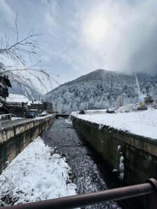 Hotel Restaurante Vall de Valira. Carrer Sant Julia, 6 - 25778, OS DE CIVÍS. Lleida. Teléfono y WhatsApp +34692352110 - T.+376358660. En el restaurante podrás degustar una exquisita gastronomía de alta montaña basada en recetas tradicionales con productos de proximidad. Partimos de poca variedad, pero cambiamos cada día la carta del menú para que puedas repetir en nuestro restaurante y probar platos nuevos y únicos. ¡Mejor poco, pero bien hecho! Horario Restaurante: Todos los días 13:00 a 15:30 h y 20:00 a 22:00 h. Horario del Bar: Todos los días 10:00 h a 22:00 h. ¡Nuestros servicios son únicos! La mejor cama, la mejor TV y la mejor wifi que te podemos ofrecer. Camas KING SIZE: ¡Camas de 200 cm x 200 cm para dormir como un KING! Almohada doble de diferente tamaño para los más exigentes. Sabanas de algodón, s180 hilos de la mejor calidad. Baño: Secador de pelo, espejo de aumento, Servicio de toallas. Jabón + Amenities en el baño Wifi: Alta velocidad para ver películas o TeleTrabajar (ideal para Freelancers). Os de Civís dispone de señal móvil de España. Minibar. Televisión: Televisiones Samsung FHD de 49″ y siente los colores Google Cast. Duplicado de pantalla. HDMI – Tiempo No hay caso alguno como el de Os de Civís, una pedanía ilerdense (dícese de Lleida) a la que no se puede entrar desde España, estando este dentro de sus fronteras. Hotel ideal para clubs deportivos, ciclistas, motoristas, amantes del running, usuarios de los caminos de montaña etc. Incluso hemos habilitado una zona exterior para unos grupos que nos visitaron con caballos. Te explicamos la historia de Aós de Civís Se trata de un enclave único por su condición geográfica: el único acceso que tiene se realiza desde Sant Julià de Lòria, ciudad o Parroquia situada en el Principado de Andorra. Muy próximo al pueblo se encuentra el Pic del Salòria, una montaña de casi 2800 metros que domina todo el valle. También corona el parque Natural del Alto Pirineo, el mayor espacio natural de toda Cataluña. Aós de Civís: La leyenda Según cuenta la leyenda, los prados del Valle de Aós estaban en disputa entre los pastores andorranos y los catalanes. Para resolver su titularidad, se organizó una pelea entre los mejores luchadores de ambos países, que se celebró en el Coll de la Botella. La disputa dejó al luchador catalán como vencedor. Todos los pastos para los animales en disputa pasaron a pertenecer, desde entonces, a la parroquia de Aós, y más tarde a España. Desde entonces… NADIE ha puesto en duda la legitimidad del acuerdo. Hotel Les Valls de Valira. Construido en 1970 y reformado en 2007 y 2024, ha conservado su encanto y su historia mejorando sus servicios y acabados para ofrecer lo mejor a sus clientes. 🔸 #VallDeValira 🔸 #OsDeCivís 🔸 #GastronomíaDeAltaMontaña 🔸 #CocinaTradicional 🔸 #ProductosDeProximidad 🔸 #SaboresAuténticos 🔸 #MenúDelDía 🔸 #ExperienciaGastronómica 🔸 #DescubreOsDeCivís 🔸 #EscapadaRural 🔸 #MontañasDeLleida 🔸 #HotelConEncanto 🔸 #KingSizeBeds 🔸 #RelaxTotal 🔸 #HospitalidadPremium 🔸 #AltaVelocidadWiFi 🔸 #VistasEspectaculares 🔸 #PirineosCatalanes 🔸 #HistoriaYEncanto 🔸 #TurismoRural 🔸 #LeyendaDeOsDeCivís 🔸 #AventuraEnLosPirineos 🔸 #NaturalezaYBienestar 🔸 #MontañasImpresionantes 🔸 #SaboresQueEnamoran BOOKING: Hotel Valls Valira es un alojamiento de 2 estrellas que se encuentra en Os de Civís, a 18 km de parque de atracciones Naturland, y que dispone de salón de uso común, restaurante y bar. El alojamiento está a 22 km de Santuari de Meritxell, a 12 km de Estadio comunal de Aixovall y a 22 km de Campo de golf Vall d’Ordino. El hotel libre de humo ofrece wifi gratis en todo el alojamiento. En el hotel, todas las habitaciones disponen de armario, TV de pantalla plana, baño privado, ropa de cama, toallas y un balcón con vistas a la montaña. Todas las unidades disponen de caja fuerte. El desayuno está disponible todas las mañanas e incluye opciones de buffet, a la carta o sin gluten. La clientela puede practicar actividades en Os de Civís y alrededores, como el ciclismo. El aeropuerto (Aeropuerto de Andorra-La Seu d’Urgell) está a 27 km. A las parejas les encanta la ubicación —le han puesto un 9,0 para viajes de dos personas. Las distancias en la descripción del alojamiento se calculan con OpenStreetMap© Hotel Valls de Valira a Os de Civís. Se come mucho y muy bien, sorprendente tabla de embutidos ibéricos con platos caseros de segundo, patatas fritas caseras, tienen conejo, callos, pavo, magro de cerdo, salpicón, ensaladilla. Todo buenísimo. Los postres espectaculares. Vino de la casa todo el que quieras. ¡Un descubrimiento! ¡Decoración sublime! ¡Visita OBLIGATORIA! Vivir en Os de Civís, periclave pirenaico accesible solo desde Andorra Singular, bello y asombroso. Estos son algunos de los adjetivos más repetidos entre quienes visitan por primera vez el peculiar pueblo pirenaico de Os de Civís. Ubicado en pleno Pirineo, concretamente al norte de la provincia de Lérida, el pueblo de Os de Civís, también conocido como Aós de Civís, es una pequeña localidad del municipio de Valles del Valira. Perteneciente a la comarca del Alt Urgell, donde se ubican también los pueblos de Anserall, Argolell, Arcavell, Ars, Asnurri, Bescaran, Calbinyà, Civís, La Farga de Moles y Sant Joan Fumat. Aparte de por su increíble belleza, Os de Civís atrae a muchos visitantes gracias a su peculiar ubicación, que convierte a este pequeño pueblo pirenaico en una de las curiosidades geográficas más desconocidas de toda España. Así, Os de Civís no se trata de un enclave propiamente dicho, ni tampoco un exclave, sino que realmente es un periclave, concepto utilizado para definir aquel lugar conectado por tierra con el resto del país o la provincia, pero al que, en la práctica, solo se puede acceder a través de otro país.