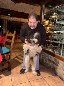 Hotel Restaurante Vall de Valira. Carrer Sant Julia, 6 - 25778, OS DE CIVÍS. Lleida. Teléfono y WhatsApp +34692352110 - T.+376358660. En el restaurante podrás degustar una exquisita gastronomía de alta montaña basada en recetas tradicionales con productos de proximidad. Partimos de poca variedad, pero cambiamos cada día la carta del menú para que puedas repetir en nuestro restaurante y probar platos nuevos y únicos. ¡Mejor poco, pero bien hecho! Horario Restaurante: Todos los días 13:00 a 15:30 h y 20:00 a 22:00 h. Horario del Bar: Todos los días 10:00 h a 22:00 h. ¡Nuestros servicios son únicos! La mejor cama, la mejor TV y la mejor wifi que te podemos ofrecer. Camas KING SIZE: ¡Camas de 200 cm x 200 cm para dormir como un KING! Almohada doble de diferente tamaño para los más exigentes. Sabanas de algodón, s180 hilos de la mejor calidad. Baño: Secador de pelo, espejo de aumento, Servicio de toallas. Jabón + Amenities en el baño Wifi: Alta velocidad para ver películas o TeleTrabajar (ideal para Freelancers). Os de Civís dispone de señal móvil de España. Minibar. Televisión: Televisiones Samsung FHD de 49″ y siente los colores Google Cast. Duplicado de pantalla. HDMI – Tiempo No hay caso alguno como el de Os de Civís, una pedanía ilerdense (dícese de Lleida) a la que no se puede entrar desde España, estando este dentro de sus fronteras. Hotel ideal para clubs deportivos, ciclistas, motoristas, amantes del running, usuarios de los caminos de montaña etc. Incluso hemos habilitado una zona exterior para unos grupos que nos visitaron con caballos. Te explicamos la historia de Aós de Civís Se trata de un enclave único por su condición geográfica: el único acceso que tiene se realiza desde Sant Julià de Lòria, ciudad o Parroquia situada en el Principado de Andorra. Muy próximo al pueblo se encuentra el Pic del Salòria, una montaña de casi 2800 metros que domina todo el valle. También corona el parque Natural del Alto Pirineo, el mayor espacio natural de toda Cataluña. Aós de Civís: La leyenda Según cuenta la leyenda, los prados del Valle de Aós estaban en disputa entre los pastores andorranos y los catalanes. Para resolver su titularidad, se organizó una pelea entre los mejores luchadores de ambos países, que se celebró en el Coll de la Botella. La disputa dejó al luchador catalán como vencedor. Todos los pastos para los animales en disputa pasaron a pertenecer, desde entonces, a la parroquia de Aós, y más tarde a España. Desde entonces… NADIE ha puesto en duda la legitimidad del acuerdo. Hotel Les Valls de Valira. Construido en 1970 y reformado en 2007 y 2024, ha conservado su encanto y su historia mejorando sus servicios y acabados para ofrecer lo mejor a sus clientes. 🔸 #VallDeValira 🔸 #OsDeCivís 🔸 #GastronomíaDeAltaMontaña 🔸 #CocinaTradicional 🔸 #ProductosDeProximidad 🔸 #SaboresAuténticos 🔸 #MenúDelDía 🔸 #ExperienciaGastronómica 🔸 #DescubreOsDeCivís 🔸 #EscapadaRural 🔸 #MontañasDeLleida 🔸 #HotelConEncanto 🔸 #KingSizeBeds 🔸 #RelaxTotal 🔸 #HospitalidadPremium 🔸 #AltaVelocidadWiFi 🔸 #VistasEspectaculares 🔸 #PirineosCatalanes 🔸 #HistoriaYEncanto 🔸 #TurismoRural 🔸 #LeyendaDeOsDeCivís 🔸 #AventuraEnLosPirineos 🔸 #NaturalezaYBienestar 🔸 #MontañasImpresionantes 🔸 #SaboresQueEnamoran BOOKING: Hotel Valls Valira es un alojamiento de 2 estrellas que se encuentra en Os de Civís, a 18 km de parque de atracciones Naturland, y que dispone de salón de uso común, restaurante y bar. El alojamiento está a 22 km de Santuari de Meritxell, a 12 km de Estadio comunal de Aixovall y a 22 km de Campo de golf Vall d’Ordino. El hotel libre de humo ofrece wifi gratis en todo el alojamiento. En el hotel, todas las habitaciones disponen de armario, TV de pantalla plana, baño privado, ropa de cama, toallas y un balcón con vistas a la montaña. Todas las unidades disponen de caja fuerte. El desayuno está disponible todas las mañanas e incluye opciones de buffet, a la carta o sin gluten. La clientela puede practicar actividades en Os de Civís y alrededores, como el ciclismo. El aeropuerto (Aeropuerto de Andorra-La Seu d’Urgell) está a 27 km. A las parejas les encanta la ubicación —le han puesto un 9,0 para viajes de dos personas. Las distancias en la descripción del alojamiento se calculan con OpenStreetMap© Hotel Valls de Valira a Os de Civís. Se come mucho y muy bien, sorprendente tabla de embutidos ibéricos con platos caseros de segundo, patatas fritas caseras, tienen conejo, callos, pavo, magro de cerdo, salpicón, ensaladilla. Todo buenísimo. Los postres espectaculares. Vino de la casa todo el que quieras. ¡Un descubrimiento! ¡Decoración sublime! ¡Visita OBLIGATORIA! Vivir en Os de Civís, periclave pirenaico accesible solo desde Andorra Singular, bello y asombroso. Estos son algunos de los adjetivos más repetidos entre quienes visitan por primera vez el peculiar pueblo pirenaico de Os de Civís. Ubicado en pleno Pirineo, concretamente al norte de la provincia de Lérida, el pueblo de Os de Civís, también conocido como Aós de Civís, es una pequeña localidad del municipio de Valles del Valira. Perteneciente a la comarca del Alt Urgell, donde se ubican también los pueblos de Anserall, Argolell, Arcavell, Ars, Asnurri, Bescaran, Calbinyà, Civís, La Farga de Moles y Sant Joan Fumat. Aparte de por su increíble belleza, Os de Civís atrae a muchos visitantes gracias a su peculiar ubicación, que convierte a este pequeño pueblo pirenaico en una de las curiosidades geográficas más desconocidas de toda España. Así, Os de Civís no se trata de un enclave propiamente dicho, ni tampoco un exclave, sino que realmente es un periclave, concepto utilizado para definir aquel lugar conectado por tierra con el resto del país o la provincia, pero al que, en la práctica, solo se puede acceder a través de otro país.