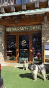 Hotel Restaurante Vall de Valira. Carrer Sant Julia, 6 - 25778, OS DE CIVÍS. Lleida. Teléfono y WhatsApp +34692352110 - T.+376358660. En el restaurante podrás degustar una exquisita gastronomía de alta montaña basada en recetas tradicionales con productos de proximidad. Partimos de poca variedad, pero cambiamos cada día la carta del menú para que puedas repetir en nuestro restaurante y probar platos nuevos y únicos. ¡Mejor poco, pero bien hecho! Horario Restaurante: Todos los días 13:00 a 15:30 h y 20:00 a 22:00 h. Horario del Bar: Todos los días 10:00 h a 22:00 h. ¡Nuestros servicios son únicos! La mejor cama, la mejor TV y la mejor wifi que te podemos ofrecer. Camas KING SIZE: ¡Camas de 200 cm x 200 cm para dormir como un KING! Almohada doble de diferente tamaño para los más exigentes. Sabanas de algodón, s180 hilos de la mejor calidad. Baño: Secador de pelo, espejo de aumento, Servicio de toallas. Jabón + Amenities en el baño Wifi: Alta velocidad para ver películas o TeleTrabajar (ideal para Freelancers). Os de Civís dispone de señal móvil de España. Minibar. Televisión: Televisiones Samsung FHD de 49″ y siente los colores Google Cast. Duplicado de pantalla. HDMI – Tiempo No hay caso alguno como el de Os de Civís, una pedanía ilerdense (dícese de Lleida) a la que no se puede entrar desde España, estando este dentro de sus fronteras. Hotel ideal para clubs deportivos, ciclistas, motoristas, amantes del running, usuarios de los caminos de montaña etc. Incluso hemos habilitado una zona exterior para unos grupos que nos visitaron con caballos. Te explicamos la historia de Aós de Civís Se trata de un enclave único por su condición geográfica: el único acceso que tiene se realiza desde Sant Julià de Lòria, ciudad o Parroquia situada en el Principado de Andorra. Muy próximo al pueblo se encuentra el Pic del Salòria, una montaña de casi 2800 metros que domina todo el valle. También corona el parque Natural del Alto Pirineo, el mayor espacio natural de toda Cataluña. Aós de Civís: La leyenda Según cuenta la leyenda, los prados del Valle de Aós estaban en disputa entre los pastores andorranos y los catalanes. Para resolver su titularidad, se organizó una pelea entre los mejores luchadores de ambos países, que se celebró en el Coll de la Botella. La disputa dejó al luchador catalán como vencedor. Todos los pastos para los animales en disputa pasaron a pertenecer, desde entonces, a la parroquia de Aós, y más tarde a España. Desde entonces… NADIE ha puesto en duda la legitimidad del acuerdo. Hotel Les Valls de Valira. Construido en 1970 y reformado en 2007 y 2024, ha conservado su encanto y su historia mejorando sus servicios y acabados para ofrecer lo mejor a sus clientes. 🔸 #VallDeValira 🔸 #OsDeCivís 🔸 #GastronomíaDeAltaMontaña 🔸 #CocinaTradicional 🔸 #ProductosDeProximidad 🔸 #SaboresAuténticos 🔸 #MenúDelDía 🔸 #ExperienciaGastronómica 🔸 #DescubreOsDeCivís 🔸 #EscapadaRural 🔸 #MontañasDeLleida 🔸 #HotelConEncanto 🔸 #KingSizeBeds 🔸 #RelaxTotal 🔸 #HospitalidadPremium 🔸 #AltaVelocidadWiFi 🔸 #VistasEspectaculares 🔸 #PirineosCatalanes 🔸 #HistoriaYEncanto 🔸 #TurismoRural 🔸 #LeyendaDeOsDeCivís 🔸 #AventuraEnLosPirineos 🔸 #NaturalezaYBienestar 🔸 #MontañasImpresionantes 🔸 #SaboresQueEnamoran BOOKING: Hotel Valls Valira es un alojamiento de 2 estrellas que se encuentra en Os de Civís, a 18 km de parque de atracciones Naturland, y que dispone de salón de uso común, restaurante y bar. El alojamiento está a 22 km de Santuari de Meritxell, a 12 km de Estadio comunal de Aixovall y a 22 km de Campo de golf Vall d’Ordino. El hotel libre de humo ofrece wifi gratis en todo el alojamiento. En el hotel, todas las habitaciones disponen de armario, TV de pantalla plana, baño privado, ropa de cama, toallas y un balcón con vistas a la montaña. Todas las unidades disponen de caja fuerte. El desayuno está disponible todas las mañanas e incluye opciones de buffet, a la carta o sin gluten. La clientela puede practicar actividades en Os de Civís y alrededores, como el ciclismo. El aeropuerto (Aeropuerto de Andorra-La Seu d’Urgell) está a 27 km. A las parejas les encanta la ubicación —le han puesto un 9,0 para viajes de dos personas. Las distancias en la descripción del alojamiento se calculan con OpenStreetMap© Hotel Valls de Valira a Os de Civís. Se come mucho y muy bien, sorprendente tabla de embutidos ibéricos con platos caseros de segundo, patatas fritas caseras, tienen conejo, callos, pavo, magro de cerdo, salpicón, ensaladilla. Todo buenísimo. Los postres espectaculares. Vino de la casa todo el que quieras. ¡Un descubrimiento! ¡Decoración sublime! ¡Visita OBLIGATORIA! Vivir en Os de Civís, periclave pirenaico accesible solo desde Andorra Singular, bello y asombroso. Estos son algunos de los adjetivos más repetidos entre quienes visitan por primera vez el peculiar pueblo pirenaico de Os de Civís. Ubicado en pleno Pirineo, concretamente al norte de la provincia de Lérida, el pueblo de Os de Civís, también conocido como Aós de Civís, es una pequeña localidad del municipio de Valles del Valira. Perteneciente a la comarca del Alt Urgell, donde se ubican también los pueblos de Anserall, Argolell, Arcavell, Ars, Asnurri, Bescaran, Calbinyà, Civís, La Farga de Moles y Sant Joan Fumat. Aparte de por su increíble belleza, Os de Civís atrae a muchos visitantes gracias a su peculiar ubicación, que convierte a este pequeño pueblo pirenaico en una de las curiosidades geográficas más desconocidas de toda España. Así, Os de Civís no se trata de un enclave propiamente dicho, ni tampoco un exclave, sino que realmente es un periclave, concepto utilizado para definir aquel lugar conectado por tierra con el resto del país o la provincia, pero al que, en la práctica, solo se puede acceder a través de otro país.