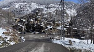 Hotel Restaurante Vall de Valira. Carrer Sant Julia, 6 - 25778, OS DE CIVÍS. Lleida. Teléfono y WhatsApp +34692352110 - T.+376358660. En el restaurante podrás degustar una exquisita gastronomía de alta montaña basada en recetas tradicionales con productos de proximidad. Partimos de poca variedad, pero cambiamos cada día la carta del menú para que puedas repetir en nuestro restaurante y probar platos nuevos y únicos. ¡Mejor poco, pero bien hecho! Horario Restaurante: Todos los días 13:00 a 15:30 h y 20:00 a 22:00 h. Horario del Bar: Todos los días 10:00 h a 22:00 h. ¡Nuestros servicios son únicos! La mejor cama, la mejor TV y la mejor wifi que te podemos ofrecer. Camas KING SIZE: ¡Camas de 200 cm x 200 cm para dormir como un KING! Almohada doble de diferente tamaño para los más exigentes. Sabanas de algodón, s180 hilos de la mejor calidad. Baño: Secador de pelo, espejo de aumento, Servicio de toallas. Jabón + Amenities en el baño Wifi: Alta velocidad para ver películas o TeleTrabajar (ideal para Freelancers). Os de Civís dispone de señal móvil de España. Minibar. Televisión: Televisiones Samsung FHD de 49″ y siente los colores Google Cast. Duplicado de pantalla. HDMI – Tiempo No hay caso alguno como el de Os de Civís, una pedanía ilerdense (dícese de Lleida) a la que no se puede entrar desde España, estando este dentro de sus fronteras. Hotel ideal para clubs deportivos, ciclistas, motoristas, amantes del running, usuarios de los caminos de montaña etc. Incluso hemos habilitado una zona exterior para unos grupos que nos visitaron con caballos. Te explicamos la historia de Aós de Civís Se trata de un enclave único por su condición geográfica: el único acceso que tiene se realiza desde Sant Julià de Lòria, ciudad o Parroquia situada en el Principado de Andorra. Muy próximo al pueblo se encuentra el Pic del Salòria, una montaña de casi 2800 metros que domina todo el valle. También corona el parque Natural del Alto Pirineo, el mayor espacio natural de toda Cataluña. Aós de Civís: La leyenda Según cuenta la leyenda, los prados del Valle de Aós estaban en disputa entre los pastores andorranos y los catalanes. Para resolver su titularidad, se organizó una pelea entre los mejores luchadores de ambos países, que se celebró en el Coll de la Botella. La disputa dejó al luchador catalán como vencedor. Todos los pastos para los animales en disputa pasaron a pertenecer, desde entonces, a la parroquia de Aós, y más tarde a España. Desde entonces… NADIE ha puesto en duda la legitimidad del acuerdo. Hotel Les Valls de Valira. Construido en 1970 y reformado en 2007 y 2024, ha conservado su encanto y su historia mejorando sus servicios y acabados para ofrecer lo mejor a sus clientes. 🔸 #VallDeValira 🔸 #OsDeCivís 🔸 #GastronomíaDeAltaMontaña 🔸 #CocinaTradicional 🔸 #ProductosDeProximidad 🔸 #SaboresAuténticos 🔸 #MenúDelDía 🔸 #ExperienciaGastronómica 🔸 #DescubreOsDeCivís 🔸 #EscapadaRural 🔸 #MontañasDeLleida 🔸 #HotelConEncanto 🔸 #KingSizeBeds 🔸 #RelaxTotal 🔸 #HospitalidadPremium 🔸 #AltaVelocidadWiFi 🔸 #VistasEspectaculares 🔸 #PirineosCatalanes 🔸 #HistoriaYEncanto 🔸 #TurismoRural 🔸 #LeyendaDeOsDeCivís 🔸 #AventuraEnLosPirineos 🔸 #NaturalezaYBienestar 🔸 #MontañasImpresionantes 🔸 #SaboresQueEnamoran BOOKING: Hotel Valls Valira es un alojamiento de 2 estrellas que se encuentra en Os de Civís, a 18 km de parque de atracciones Naturland, y que dispone de salón de uso común, restaurante y bar. El alojamiento está a 22 km de Santuari de Meritxell, a 12 km de Estadio comunal de Aixovall y a 22 km de Campo de golf Vall d’Ordino. El hotel libre de humo ofrece wifi gratis en todo el alojamiento. En el hotel, todas las habitaciones disponen de armario, TV de pantalla plana, baño privado, ropa de cama, toallas y un balcón con vistas a la montaña. Todas las unidades disponen de caja fuerte. El desayuno está disponible todas las mañanas e incluye opciones de buffet, a la carta o sin gluten. La clientela puede practicar actividades en Os de Civís y alrededores, como el ciclismo. El aeropuerto (Aeropuerto de Andorra-La Seu d’Urgell) está a 27 km. A las parejas les encanta la ubicación —le han puesto un 9,0 para viajes de dos personas. Las distancias en la descripción del alojamiento se calculan con OpenStreetMap© Hotel Valls de Valira a Os de Civís. Se come mucho y muy bien, sorprendente tabla de embutidos ibéricos con platos caseros de segundo, patatas fritas caseras, tienen conejo, callos, pavo, magro de cerdo, salpicón, ensaladilla. Todo buenísimo. Los postres espectaculares. Vino de la casa todo el que quieras. ¡Un descubrimiento! ¡Decoración sublime! ¡Visita OBLIGATORIA! Vivir en Os de Civís, periclave pirenaico accesible solo desde Andorra Singular, bello y asombroso. Estos son algunos de los adjetivos más repetidos entre quienes visitan por primera vez el peculiar pueblo pirenaico de Os de Civís. Ubicado en pleno Pirineo, concretamente al norte de la provincia de Lérida, el pueblo de Os de Civís, también conocido como Aós de Civís, es una pequeña localidad del municipio de Valles del Valira. Perteneciente a la comarca del Alt Urgell, donde se ubican también los pueblos de Anserall, Argolell, Arcavell, Ars, Asnurri, Bescaran, Calbinyà, Civís, La Farga de Moles y Sant Joan Fumat. Aparte de por su increíble belleza, Os de Civís atrae a muchos visitantes gracias a su peculiar ubicación, que convierte a este pequeño pueblo pirenaico en una de las curiosidades geográficas más desconocidas de toda España. Así, Os de Civís no se trata de un enclave propiamente dicho, ni tampoco un exclave, sino que realmente es un periclave, concepto utilizado para definir aquel lugar conectado por tierra con el resto del país o la provincia, pero al que, en la práctica, solo se puede acceder a través de otro país.