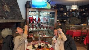 Hotel Restaurante Vall de Valira. Carrer Sant Julia, 6 - 25778, OS DE CIVÍS. Lleida. Teléfono y WhatsApp +34692352110 - T.+376358660. En el restaurante podrás degustar una exquisita gastronomía de alta montaña basada en recetas tradicionales con productos de proximidad. Partimos de poca variedad, pero cambiamos cada día la carta del menú para que puedas repetir en nuestro restaurante y probar platos nuevos y únicos. ¡Mejor poco, pero bien hecho! Horario Restaurante: Todos los días 13:00 a 15:30 h y 20:00 a 22:00 h. Horario del Bar: Todos los días 10:00 h a 22:00 h. ¡Nuestros servicios son únicos! La mejor cama, la mejor TV y la mejor wifi que te podemos ofrecer. Camas KING SIZE: ¡Camas de 200 cm x 200 cm para dormir como un KING! Almohada doble de diferente tamaño para los más exigentes. Sabanas de algodón, s180 hilos de la mejor calidad. Baño: Secador de pelo, espejo de aumento, Servicio de toallas. Jabón + Amenities en el baño Wifi: Alta velocidad para ver películas o TeleTrabajar (ideal para Freelancers). Os de Civís dispone de señal móvil de España. Minibar. Televisión: Televisiones Samsung FHD de 49″ y siente los colores Google Cast. Duplicado de pantalla. HDMI – Tiempo No hay caso alguno como el de Os de Civís, una pedanía ilerdense (dícese de Lleida) a la que no se puede entrar desde España, estando este dentro de sus fronteras. Hotel ideal para clubs deportivos, ciclistas, motoristas, amantes del running, usuarios de los caminos de montaña etc. Incluso hemos habilitado una zona exterior para unos grupos que nos visitaron con caballos. Te explicamos la historia de Aós de Civís Se trata de un enclave único por su condición geográfica: el único acceso que tiene se realiza desde Sant Julià de Lòria, ciudad o Parroquia situada en el Principado de Andorra. Muy próximo al pueblo se encuentra el Pic del Salòria, una montaña de casi 2800 metros que domina todo el valle. También corona el parque Natural del Alto Pirineo, el mayor espacio natural de toda Cataluña. Aós de Civís: La leyenda Según cuenta la leyenda, los prados del Valle de Aós estaban en disputa entre los pastores andorranos y los catalanes. Para resolver su titularidad, se organizó una pelea entre los mejores luchadores de ambos países, que se celebró en el Coll de la Botella. La disputa dejó al luchador catalán como vencedor. Todos los pastos para los animales en disputa pasaron a pertenecer, desde entonces, a la parroquia de Aós, y más tarde a España. Desde entonces… NADIE ha puesto en duda la legitimidad del acuerdo. Hotel Les Valls de Valira. Construido en 1970 y reformado en 2007 y 2024, ha conservado su encanto y su historia mejorando sus servicios y acabados para ofrecer lo mejor a sus clientes. 🔸 #VallDeValira 🔸 #OsDeCivís 🔸 #GastronomíaDeAltaMontaña 🔸 #CocinaTradicional 🔸 #ProductosDeProximidad 🔸 #SaboresAuténticos 🔸 #MenúDelDía 🔸 #ExperienciaGastronómica 🔸 #DescubreOsDeCivís 🔸 #EscapadaRural 🔸 #MontañasDeLleida 🔸 #HotelConEncanto 🔸 #KingSizeBeds 🔸 #RelaxTotal 🔸 #HospitalidadPremium 🔸 #AltaVelocidadWiFi 🔸 #VistasEspectaculares 🔸 #PirineosCatalanes 🔸 #HistoriaYEncanto 🔸 #TurismoRural 🔸 #LeyendaDeOsDeCivís 🔸 #AventuraEnLosPirineos 🔸 #NaturalezaYBienestar 🔸 #MontañasImpresionantes 🔸 #SaboresQueEnamoran BOOKING: Hotel Valls Valira es un alojamiento de 2 estrellas que se encuentra en Os de Civís, a 18 km de parque de atracciones Naturland, y que dispone de salón de uso común, restaurante y bar. El alojamiento está a 22 km de Santuari de Meritxell, a 12 km de Estadio comunal de Aixovall y a 22 km de Campo de golf Vall d’Ordino. El hotel libre de humo ofrece wifi gratis en todo el alojamiento. En el hotel, todas las habitaciones disponen de armario, TV de pantalla plana, baño privado, ropa de cama, toallas y un balcón con vistas a la montaña. Todas las unidades disponen de caja fuerte. El desayuno está disponible todas las mañanas e incluye opciones de buffet, a la carta o sin gluten. La clientela puede practicar actividades en Os de Civís y alrededores, como el ciclismo. El aeropuerto (Aeropuerto de Andorra-La Seu d’Urgell) está a 27 km. A las parejas les encanta la ubicación —le han puesto un 9,0 para viajes de dos personas. Las distancias en la descripción del alojamiento se calculan con OpenStreetMap© Hotel Valls de Valira a Os de Civís. Se come mucho y muy bien, sorprendente tabla de embutidos ibéricos con platos caseros de segundo, patatas fritas caseras, tienen conejo, callos, pavo, magro de cerdo, salpicón, ensaladilla. Todo buenísimo. Los postres espectaculares. Vino de la casa todo el que quieras. ¡Un descubrimiento! ¡Decoración sublime! ¡Visita OBLIGATORIA! Vivir en Os de Civís, periclave pirenaico accesible solo desde Andorra Singular, bello y asombroso. Estos son algunos de los adjetivos más repetidos entre quienes visitan por primera vez el peculiar pueblo pirenaico de Os de Civís. Ubicado en pleno Pirineo, concretamente al norte de la provincia de Lérida, el pueblo de Os de Civís, también conocido como Aós de Civís, es una pequeña localidad del municipio de Valles del Valira. Perteneciente a la comarca del Alt Urgell, donde se ubican también los pueblos de Anserall, Argolell, Arcavell, Ars, Asnurri, Bescaran, Calbinyà, Civís, La Farga de Moles y Sant Joan Fumat. Aparte de por su increíble belleza, Os de Civís atrae a muchos visitantes gracias a su peculiar ubicación, que convierte a este pequeño pueblo pirenaico en una de las curiosidades geográficas más desconocidas de toda España. Así, Os de Civís no se trata de un enclave propiamente dicho, ni tampoco un exclave, sino que realmente es un periclave, concepto utilizado para definir aquel lugar conectado por tierra con el resto del país o la provincia, pero al que, en la práctica, solo se puede acceder a través de otro país.