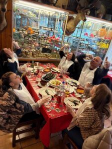 Hotel Restaurante Vall de Valira. Carrer Sant Julia, 6 - 25778, OS DE CIVÍS. Lleida. Teléfono y WhatsApp +34692352110 - T.+376358660. En el restaurante podrás degustar una exquisita gastronomía de alta montaña basada en recetas tradicionales con productos de proximidad. Partimos de poca variedad, pero cambiamos cada día la carta del menú para que puedas repetir en nuestro restaurante y probar platos nuevos y únicos. ¡Mejor poco, pero bien hecho! Horario Restaurante: Todos los días 13:00 a 15:30 h y 20:00 a 22:00 h. Horario del Bar: Todos los días 10:00 h a 22:00 h. ¡Nuestros servicios son únicos! La mejor cama, la mejor TV y la mejor wifi que te podemos ofrecer. Camas KING SIZE: ¡Camas de 200 cm x 200 cm para dormir como un KING! Almohada doble de diferente tamaño para los más exigentes. Sabanas de algodón, s180 hilos de la mejor calidad. Baño: Secador de pelo, espejo de aumento, Servicio de toallas. Jabón + Amenities en el baño Wifi: Alta velocidad para ver películas o TeleTrabajar (ideal para Freelancers). Os de Civís dispone de señal móvil de España. Minibar. Televisión: Televisiones Samsung FHD de 49″ y siente los colores Google Cast. Duplicado de pantalla. HDMI – Tiempo No hay caso alguno como el de Os de Civís, una pedanía ilerdense (dícese de Lleida) a la que no se puede entrar desde España, estando este dentro de sus fronteras. Hotel ideal para clubs deportivos, ciclistas, motoristas, amantes del running, usuarios de los caminos de montaña etc. Incluso hemos habilitado una zona exterior para unos grupos que nos visitaron con caballos. Te explicamos la historia de Aós de Civís Se trata de un enclave único por su condición geográfica: el único acceso que tiene se realiza desde Sant Julià de Lòria, ciudad o Parroquia situada en el Principado de Andorra. Muy próximo al pueblo se encuentra el Pic del Salòria, una montaña de casi 2800 metros que domina todo el valle. También corona el parque Natural del Alto Pirineo, el mayor espacio natural de toda Cataluña. Aós de Civís: La leyenda Según cuenta la leyenda, los prados del Valle de Aós estaban en disputa entre los pastores andorranos y los catalanes. Para resolver su titularidad, se organizó una pelea entre los mejores luchadores de ambos países, que se celebró en el Coll de la Botella. La disputa dejó al luchador catalán como vencedor. Todos los pastos para los animales en disputa pasaron a pertenecer, desde entonces, a la parroquia de Aós, y más tarde a España. Desde entonces… NADIE ha puesto en duda la legitimidad del acuerdo. Hotel Les Valls de Valira. Construido en 1970 y reformado en 2007 y 2024, ha conservado su encanto y su historia mejorando sus servicios y acabados para ofrecer lo mejor a sus clientes. 🔸 #VallDeValira 🔸 #OsDeCivís 🔸 #GastronomíaDeAltaMontaña 🔸 #CocinaTradicional 🔸 #ProductosDeProximidad 🔸 #SaboresAuténticos 🔸 #MenúDelDía 🔸 #ExperienciaGastronómica 🔸 #DescubreOsDeCivís 🔸 #EscapadaRural 🔸 #MontañasDeLleida 🔸 #HotelConEncanto 🔸 #KingSizeBeds 🔸 #RelaxTotal 🔸 #HospitalidadPremium 🔸 #AltaVelocidadWiFi 🔸 #VistasEspectaculares 🔸 #PirineosCatalanes 🔸 #HistoriaYEncanto 🔸 #TurismoRural 🔸 #LeyendaDeOsDeCivís 🔸 #AventuraEnLosPirineos 🔸 #NaturalezaYBienestar 🔸 #MontañasImpresionantes 🔸 #SaboresQueEnamoran BOOKING: Hotel Valls Valira es un alojamiento de 2 estrellas que se encuentra en Os de Civís, a 18 km de parque de atracciones Naturland, y que dispone de salón de uso común, restaurante y bar. El alojamiento está a 22 km de Santuari de Meritxell, a 12 km de Estadio comunal de Aixovall y a 22 km de Campo de golf Vall d’Ordino. El hotel libre de humo ofrece wifi gratis en todo el alojamiento. En el hotel, todas las habitaciones disponen de armario, TV de pantalla plana, baño privado, ropa de cama, toallas y un balcón con vistas a la montaña. Todas las unidades disponen de caja fuerte. El desayuno está disponible todas las mañanas e incluye opciones de buffet, a la carta o sin gluten. La clientela puede practicar actividades en Os de Civís y alrededores, como el ciclismo. El aeropuerto (Aeropuerto de Andorra-La Seu d’Urgell) está a 27 km. A las parejas les encanta la ubicación —le han puesto un 9,0 para viajes de dos personas. Las distancias en la descripción del alojamiento se calculan con OpenStreetMap© Hotel Valls de Valira a Os de Civís. Se come mucho y muy bien, sorprendente tabla de embutidos ibéricos con platos caseros de segundo, patatas fritas caseras, tienen conejo, callos, pavo, magro de cerdo, salpicón, ensaladilla. Todo buenísimo. Los postres espectaculares. Vino de la casa todo el que quieras. ¡Un descubrimiento! ¡Decoración sublime! ¡Visita OBLIGATORIA! Vivir en Os de Civís, periclave pirenaico accesible solo desde Andorra Singular, bello y asombroso. Estos son algunos de los adjetivos más repetidos entre quienes visitan por primera vez el peculiar pueblo pirenaico de Os de Civís. Ubicado en pleno Pirineo, concretamente al norte de la provincia de Lérida, el pueblo de Os de Civís, también conocido como Aós de Civís, es una pequeña localidad del municipio de Valles del Valira. Perteneciente a la comarca del Alt Urgell, donde se ubican también los pueblos de Anserall, Argolell, Arcavell, Ars, Asnurri, Bescaran, Calbinyà, Civís, La Farga de Moles y Sant Joan Fumat. Aparte de por su increíble belleza, Os de Civís atrae a muchos visitantes gracias a su peculiar ubicación, que convierte a este pequeño pueblo pirenaico en una de las curiosidades geográficas más desconocidas de toda España. Así, Os de Civís no se trata de un enclave propiamente dicho, ni tampoco un exclave, sino que realmente es un periclave, concepto utilizado para definir aquel lugar conectado por tierra con el resto del país o la provincia, pero al que, en la práctica, solo se puede acceder a través de otro país.