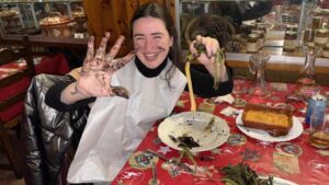 Razones para visitar el Hotel Valls de Valira en Os de Civís en Andorra, ya que, solo se accede desdeel Principado de Andorra. Gastronomía de Alta Montaña Cocina tradicional y de proximidad: El restaurante del hotel destaca por su exquisita gastronomía de alta montaña, basada en recetas tradicionales y productos locales de calidad. Cada día se renueva la carta del menú, permitiendo descubrir platos nuevos y únicos en cada visita. Especialidades regionales: Podrás disfrutar de carnes de caza a la brasa, embutidos artesanos, platos típicos de los Pirineos y postres caseros, todo acompañado de una cuidada selección de vinos. Calçotades auténticas: Durante la temporada, el hotel organiza calçotades con menús especiales que incluyen calçots, salsa romesco y carnes a la brasa, convirtiendo la experiencia en una auténtica fiesta gastronómica catalana. Servicio y Trato al Cliente Atención cercana y personalizada: El personal es valorado por su amabilidad, profesionalidad y dedicación. Los huéspedes destacan el trato cálido y familiar, siempre atentos a las necesidades de los visitantes para que se sientan como en casa. Ambiente acogedor: Tanto en el restaurante como en las zonas comunes, el ambiente es cómodo y relajado, ideal para desconectar y disfrutar de la tranquilidad de la montaña. Calidad del hotel Habitaciones confortables: Las habitaciones cuentan con camas king size, colchones de alta calidad, ropa de cama prémium y todas las comodidades necesarias para un descanso reparador. Limpieza y detalles: El hotel cuida cada detalle en la decoración y la limpieza, garantizando una estancia agradable y segura para todos los huéspedes. Ubicación privilegiada: Situado en el corazón de Os de Civís, el hotel ofrece vistas espectaculares y acceso directo a rutas de senderismo y naturaleza, a solo unos minutos de Andorra. Experiencia de Calçotades Menús completos: Los menús de calçotada incluyen entrantes, calçots con salsa, carnes a la brasa y postres, en un entorno natural único y con un ambiente festivo ideal para grupos y familias. Entorno natural: Disfrutar de una calçotada rodeados de naturaleza y aire puro es uno de los grandes atractivos de la experiencia en este hotel. En resumen, el Hotel Valls de Valira en Os de Civís es una excelente elección para quienes buscan buena gastronomía, servicio atento, calidad en el alojamiento y la oportunidad de vivir una auténtica calçotada catalana en un entorno natural incomparable. https://hotelvallsvalira.com/restaurant http://www.hotelosdecivis.com/restaurant/ http://www.hotelosdecivis.com http://www.hotelosdecivis.com/menu/menu-calcots/ https://www.instagram.com/p/DGyRHgKtDMO/ https://es.restaurantguru.com/Os-de-Civis-Spain https://www.tripadvisor.es/Hotel_Review-g2559118-d2235885-Reviews-Hotel_Os_de_Civis-Os_de_Civis_Province_of_Lleida_Catalonia.html https://www.booking.com/reviews/es/hotel/valls-valira.es.html https://hotelvallsvalira.com https://hotelvallsvalira.com/reservas https://es-l.airbnb.com/rooms/1153441651006763621 https://www.tripadvisor.es/Restaurant_Review-g2559118-d27978031-Reviews-Restaurant_Valls_Valira-Os_de_Civis_Province_of_Lleida_Catalonia.html https://www.booking.com/hotel/es/valls-valira.es.html https://www.speedbirdtravels.com/es/accommodation/master-4408310/hotel-valls-valira https://www.tiktok.com/@pep_andorra/video/7522291966189653253 https://www.tripadvisor.co/Restaurants-g2559118-Os_de_Civis_Province_of_Lleida_Catalonia.html https://www.skyscanner.es/hoteles/espana/valles-del-valira-hoteles/hotel-valls-valira/ht-220022098 https://hotelvallsvalira.com/servicios https://www.tripadvisor.es/Hotels-g12071135-Les_Valls_de_Valira_Province_of_Lleida_Catalonia-Hotels.html https://www.tripadvisor.es/RestaurantsNear-g2559118-d4795263-Hotel_Os_de_Civis-Os_de_Civis_Province_of_Lleida_Catalonia.html