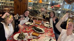 Razones para visitar el Hotel Valls de Valira en Os de Civís en Andorra, ya que, solo se accede desde el Principado de Andorra. Gastronomía de Alta Montaña Cocina tradicional y de proximidad: El restaurante del hotel destaca por su exquisita gastronomía de alta montaña, basada en recetas tradicionales y productos locales de calidad. Cada día se renueva la carta del menú, permitiendo descubrir platos nuevos y únicos en cada visita. Especialidades regionales: Podrás disfrutar de carnes de caza a la brasa, embutidos artesanos, platos típicos de los Pirineos y postres caseros, todo acompañado de una cuidada selección de vinos. Calçotades auténticas: Durante la temporada, el hotel organiza calçotades con menús especiales que incluyen calçots, salsa romesco y carnes a la brasa, convirtiendo la experiencia en una auténtica fiesta gastronómica catalana. Servicio y Trato al Cliente Atención cercana y personalizada: El personal es valorado por su amabilidad, profesionalidad y dedicación. Los huéspedes destacan el trato cálido y familiar, siempre atentos a las necesidades de los visitantes para que se sientan como en casa. Ambiente acogedor: Tanto en el restaurante como en las zonas comunes, el ambiente es cómodo y relajado, ideal para desconectar y disfrutar de la tranquilidad de la montaña. Calidad del hotel Habitaciones confortables: Las habitaciones cuentan con camas king size, colchones de alta calidad, ropa de cama prémium y todas las comodidades necesarias para un descanso reparador. Limpieza y detalles: El hotel cuida cada detalle en la decoración y la limpieza, garantizando una estancia agradable y segura para todos los huéspedes. Ubicación privilegiada: Situado en el corazón de Os de Civís, el hotel ofrece vistas espectaculares y acceso directo a rutas de senderismo y naturaleza, a solo unos minutos de Andorra. Experiencia de Calçotades Menús completos: Los menús de calçotada incluyen entrantes, calçots con salsa, carnes a la brasa y postres, en un entorno natural único y con un ambiente festivo ideal para grupos y familias. Entorno natural: Disfrutar de una calçotada rodeados de naturaleza y aire puro es uno de los grandes atractivos de la experiencia en este hotel. En resumen, el Hotel Valls de Valira en Os de Civís es una excelente elección para quienes buscan buena gastronomía, servicio atento, calidad en el alojamiento y la oportunidad de vivir una auténtica calçotada catalana en un entorno natural incomparable.