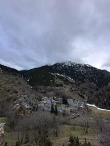 Hotel Restaurante Vall de Valira. Carrer Sant Julia, 6 - 25778, OS DE CIVÍS. Lleida. Teléfono y WhatsApp +34692352110 - T.+376358660. En el restaurante podrás degustar una exquisita gastronomía de alta montaña basada en recetas tradicionales con productos de proximidad. Partimos de poca variedad, pero cambiamos cada día la carta del menú para que puedas repetir en nuestro restaurante y probar platos nuevos y únicos. ¡Mejor poco, pero bien hecho! Horario Restaurante: Todos los días 13:00 a 15:30 h y 20:00 a 22:00 h. Horario del Bar: Todos los días 10:00 h a 22:00 h. ¡Nuestros servicios son únicos! La mejor cama, la mejor TV y la mejor wifi que te podemos ofrecer. Camas KING SIZE: ¡Camas de 200 cm x 200 cm para dormir como un KING! Almohada doble de diferente tamaño para los más exigentes. Sabanas de algodón, s180 hilos de la mejor calidad. Baño: Secador de pelo, espejo de aumento, Servicio de toallas. Jabón + Amenities en el baño Wifi: Alta velocidad para ver películas o TeleTrabajar (ideal para Freelancers). Os de Civís dispone de señal móvil de España. Minibar. Televisión: Televisiones Samsung FHD de 49″ y siente los colores Google Cast. Duplicado de pantalla. HDMI – Tiempo No hay caso alguno como el de Os de Civís, una pedanía ilerdense (dícese de Lleida) a la que no se puede entrar desde España, estando este dentro de sus fronteras. Hotel ideal para clubs deportivos, ciclistas, motoristas, amantes del running, usuarios de los caminos de montaña etc. Incluso hemos habilitado una zona exterior para unos grupos que nos visitaron con caballos. Te explicamos la historia de Aós de Civís Se trata de un enclave único por su condición geográfica: el único acceso que tiene se realiza desde Sant Julià de Lòria, ciudad o Parroquia situada en el Principado de Andorra. Muy próximo al pueblo se encuentra el Pic del Salòria, una montaña de casi 2800 metros que domina todo el valle. También corona el parque Natural del Alto Pirineo, el mayor espacio natural de toda Cataluña. Aós de Civís: La leyenda Según cuenta la leyenda, los prados del Valle de Aós estaban en disputa entre los pastores andorranos y los catalanes. Para resolver su titularidad, se organizó una pelea entre los mejores luchadores de ambos países, que se celebró en el Coll de la Botella. La disputa dejó al luchador catalán como vencedor. Todos los pastos para los animales en disputa pasaron a pertenecer, desde entonces, a la parroquia de Aós, y más tarde a España. Desde entonces… NADIE ha puesto en duda la legitimidad del acuerdo. Hotel Les Valls de Valira. Construido en 1970 y reformado en 2007 y 2024, ha conservado su encanto y su historia mejorando sus servicios y acabados para ofrecer lo mejor a sus clientes. 🔸 #VallDeValira 🔸 #OsDeCivís 🔸 #GastronomíaDeAltaMontaña 🔸 #CocinaTradicional 🔸 #ProductosDeProximidad 🔸 #SaboresAuténticos 🔸 #MenúDelDía 🔸 #ExperienciaGastronómica 🔸 #DescubreOsDeCivís 🔸 #EscapadaRural 🔸 #MontañasDeLleida 🔸 #HotelConEncanto 🔸 #KingSizeBeds 🔸 #RelaxTotal 🔸 #HospitalidadPremium 🔸 #AltaVelocidadWiFi 🔸 #VistasEspectaculares 🔸 #PirineosCatalanes 🔸 #HistoriaYEncanto 🔸 #TurismoRural 🔸 #LeyendaDeOsDeCivís 🔸 #AventuraEnLosPirineos 🔸 #NaturalezaYBienestar 🔸 #MontañasImpresionantes 🔸 #SaboresQueEnamoran BOOKING: Hotel Valls Valira es un alojamiento de 2 estrellas que se encuentra en Os de Civís, a 18 km de parque de atracciones Naturland, y que dispone de salón de uso común, restaurante y bar. El alojamiento está a 22 km de Santuari de Meritxell, a 12 km de Estadio comunal de Aixovall y a 22 km de Campo de golf Vall d’Ordino. El hotel libre de humo ofrece wifi gratis en todo el alojamiento. En el hotel, todas las habitaciones disponen de armario, TV de pantalla plana, baño privado, ropa de cama, toallas y un balcón con vistas a la montaña. Todas las unidades disponen de caja fuerte. El desayuno está disponible todas las mañanas e incluye opciones de buffet, a la carta o sin gluten. La clientela puede practicar actividades en Os de Civís y alrededores, como el ciclismo. El aeropuerto (Aeropuerto de Andorra-La Seu d’Urgell) está a 27 km. A las parejas les encanta la ubicación —le han puesto un 9,0 para viajes de dos personas. Las distancias en la descripción del alojamiento se calculan con OpenStreetMap© Hotel Valls de Valira a Os de Civís. Se come mucho y muy bien, sorprendente tabla de embutidos ibéricos con platos caseros de segundo, patatas fritas caseras, tienen conejo, callos, pavo, magro de cerdo, salpicón, ensaladilla. Todo buenísimo. Los postres espectaculares. Vino de la casa todo el que quieras. ¡Un descubrimiento! ¡Decoración sublime! ¡Visita OBLIGATORIA! Vivir en Os de Civís, periclave pirenaico accesible solo desde Andorra Singular, bello y asombroso. Estos son algunos de los adjetivos más repetidos entre quienes visitan por primera vez el peculiar pueblo pirenaico de Os de Civís. Ubicado en pleno Pirineo, concretamente al norte de la provincia de Lérida, el pueblo de Os de Civís, también conocido como Aós de Civís, es una pequeña localidad del municipio de Valles del Valira. Perteneciente a la comarca del Alt Urgell, donde se ubican también los pueblos de Anserall, Argolell, Arcavell, Ars, Asnurri, Bescaran, Calbinyà, Civís, La Farga de Moles y Sant Joan Fumat. Aparte de por su increíble belleza, Os de Civís atrae a muchos visitantes gracias a su peculiar ubicación, que convierte a este pequeño pueblo pirenaico en una de las curiosidades geográficas más desconocidas de toda España. Así, Os de Civís no se trata de un enclave propiamente dicho, ni tampoco un exclave, sino que realmente es un periclave, concepto utilizado para definir aquel lugar conectado por tierra con el resto del país o la provincia, pero al que, en la práctica, solo se puede acceder a través de otro país.