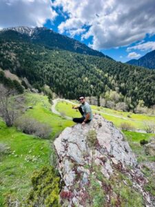 Hotel Restaurante Vall de Valira. Carrer Sant Julia, 6 - 25778, OS DE CIVÍS. Lleida. Teléfono y WhatsApp +34692352110 - T.+376358660. En el restaurante podrás degustar una exquisita gastronomía de alta montaña basada en recetas tradicionales con productos de proximidad. Partimos de poca variedad, pero cambiamos cada día la carta del menú para que puedas repetir en nuestro restaurante y probar platos nuevos y únicos. ¡Mejor poco, pero bien hecho! Horario Restaurante: Todos los días 13:00 a 15:30 h y 20:00 a 22:00 h. Horario del Bar: Todos los días 10:00 h a 22:00 h. ¡Nuestros servicios son únicos! La mejor cama, la mejor TV y la mejor wifi que te podemos ofrecer. Camas KING SIZE: ¡Camas de 200 cm x 200 cm para dormir como un KING! Almohada doble de diferente tamaño para los más exigentes. Sabanas de algodón, s180 hilos de la mejor calidad. Baño: Secador de pelo, espejo de aumento, Servicio de toallas. Jabón + Amenities en el baño Wifi: Alta velocidad para ver películas o TeleTrabajar (ideal para Freelancers). Os de Civís dispone de señal móvil de España. Minibar. Televisión: Televisiones Samsung FHD de 49″ y siente los colores Google Cast. Duplicado de pantalla. HDMI – Tiempo No hay caso alguno como el de Os de Civís, una pedanía ilerdense (dícese de Lleida) a la que no se puede entrar desde España, estando este dentro de sus fronteras. Hotel ideal para clubs deportivos, ciclistas, motoristas, amantes del running, usuarios de los caminos de montaña etc. Incluso hemos habilitado una zona exterior para unos grupos que nos visitaron con caballos. Te explicamos la historia de Aós de Civís Se trata de un enclave único por su condición geográfica: el único acceso que tiene se realiza desde Sant Julià de Lòria, ciudad o Parroquia situada en el Principado de Andorra. Muy próximo al pueblo se encuentra el Pic del Salòria, una montaña de casi 2800 metros que domina todo el valle. También corona el parque Natural del Alto Pirineo, el mayor espacio natural de toda Cataluña. Aós de Civís: La leyenda Según cuenta la leyenda, los prados del Valle de Aós estaban en disputa entre los pastores andorranos y los catalanes. Para resolver su titularidad, se organizó una pelea entre los mejores luchadores de ambos países, que se celebró en el Coll de la Botella. La disputa dejó al luchador catalán como vencedor. Todos los pastos para los animales en disputa pasaron a pertenecer, desde entonces, a la parroquia de Aós, y más tarde a España. Desde entonces… NADIE ha puesto en duda la legitimidad del acuerdo. Hotel Les Valls de Valira. Construido en 1970 y reformado en 2007 y 2024, ha conservado su encanto y su historia mejorando sus servicios y acabados para ofrecer lo mejor a sus clientes. 🔸 #VallDeValira 🔸 #OsDeCivís 🔸 #GastronomíaDeAltaMontaña 🔸 #CocinaTradicional 🔸 #ProductosDeProximidad 🔸 #SaboresAuténticos 🔸 #MenúDelDía 🔸 #ExperienciaGastronómica 🔸 #DescubreOsDeCivís 🔸 #EscapadaRural 🔸 #MontañasDeLleida 🔸 #HotelConEncanto 🔸 #KingSizeBeds 🔸 #RelaxTotal 🔸 #HospitalidadPremium 🔸 #AltaVelocidadWiFi 🔸 #VistasEspectaculares 🔸 #PirineosCatalanes 🔸 #HistoriaYEncanto 🔸 #TurismoRural 🔸 #LeyendaDeOsDeCivís 🔸 #AventuraEnLosPirineos 🔸 #NaturalezaYBienestar 🔸 #MontañasImpresionantes 🔸 #SaboresQueEnamoran BOOKING: Hotel Valls Valira es un alojamiento de 2 estrellas que se encuentra en Os de Civís, a 18 km de parque de atracciones Naturland, y que dispone de salón de uso común, restaurante y bar. El alojamiento está a 22 km de Santuari de Meritxell, a 12 km de Estadio comunal de Aixovall y a 22 km de Campo de golf Vall d’Ordino. El hotel libre de humo ofrece wifi gratis en todo el alojamiento. En el hotel, todas las habitaciones disponen de armario, TV de pantalla plana, baño privado, ropa de cama, toallas y un balcón con vistas a la montaña. Todas las unidades disponen de caja fuerte. El desayuno está disponible todas las mañanas e incluye opciones de buffet, a la carta o sin gluten. La clientela puede practicar actividades en Os de Civís y alrededores, como el ciclismo. El aeropuerto (Aeropuerto de Andorra-La Seu d’Urgell) está a 27 km. A las parejas les encanta la ubicación —le han puesto un 9,0 para viajes de dos personas. Las distancias en la descripción del alojamiento se calculan con OpenStreetMap© Hotel Valls de Valira a Os de Civís. Se come mucho y muy bien, sorprendente tabla de embutidos ibéricos con platos caseros de segundo, patatas fritas caseras, tienen conejo, callos, pavo, magro de cerdo, salpicón, ensaladilla. Todo buenísimo. Los postres espectaculares. Vino de la casa todo el que quieras. ¡Un descubrimiento! ¡Decoración sublime! ¡Visita OBLIGATORIA! Vivir en Os de Civís, periclave pirenaico accesible solo desde Andorra Singular, bello y asombroso. Estos son algunos de los adjetivos más repetidos entre quienes visitan por primera vez el peculiar pueblo pirenaico de Os de Civís. Ubicado en pleno Pirineo, concretamente al norte de la provincia de Lérida, el pueblo de Os de Civís, también conocido como Aós de Civís, es una pequeña localidad del municipio de Valles del Valira. Perteneciente a la comarca del Alt Urgell, donde se ubican también los pueblos de Anserall, Argolell, Arcavell, Ars, Asnurri, Bescaran, Calbinyà, Civís, La Farga de Moles y Sant Joan Fumat. Aparte de por su increíble belleza, Os de Civís atrae a muchos visitantes gracias a su peculiar ubicación, que convierte a este pequeño pueblo pirenaico en una de las curiosidades geográficas más desconocidas de toda España. Así, Os de Civís no se trata de un enclave propiamente dicho, ni tampoco un exclave, sino que realmente es un periclave, concepto utilizado para definir aquel lugar conectado por tierra con el resto del país o la provincia, pero al que, en la práctica, solo se puede acceder a través de otro país.