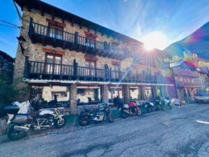 Hotel Restaurante Vall de Valira. Carrer Sant Julia, 6 - 25778, OS DE CIVÍS. Lleida. Teléfono y WhatsApp +34692352110 - T.+376358660. En el restaurante podrás degustar una exquisita gastronomía de alta montaña basada en recetas tradicionales con productos de proximidad. Partimos de poca variedad, pero cambiamos cada día la carta del menú para que puedas repetir en nuestro restaurante y probar platos nuevos y únicos. ¡Mejor poco, pero bien hecho! Horario Restaurante: Todos los días 13:00 a 15:30 h y 20:00 a 22:00 h. Horario del Bar: Todos los días 10:00 h a 22:00 h. ¡Nuestros servicios son únicos! La mejor cama, la mejor TV y la mejor wifi que te podemos ofrecer. Camas KING SIZE: ¡Camas de 200 cm x 200 cm para dormir como un KING! Almohada doble de diferente tamaño para los más exigentes. Sabanas de algodón, s180 hilos de la mejor calidad. Baño: Secador de pelo, espejo de aumento, Servicio de toallas. Jabón + Amenities en el baño Wifi: Alta velocidad para ver películas o TeleTrabajar (ideal para Freelancers). Os de Civís dispone de señal móvil de España. Minibar. Televisión: Televisiones Samsung FHD de 49″ y siente los colores Google Cast. Duplicado de pantalla. HDMI – Tiempo No hay caso alguno como el de Os de Civís, una pedanía ilerdense (dícese de Lleida) a la que no se puede entrar desde España, estando este dentro de sus fronteras. Hotel ideal para clubs deportivos, ciclistas, motoristas, amantes del running, usuarios de los caminos de montaña etc. Incluso hemos habilitado una zona exterior para unos grupos que nos visitaron con caballos. Te explicamos la historia de Aós de Civís Se trata de un enclave único por su condición geográfica: el único acceso que tiene se realiza desde Sant Julià de Lòria, ciudad o Parroquia situada en el Principado de Andorra. Muy próximo al pueblo se encuentra el Pic del Salòria, una montaña de casi 2800 metros que domina todo el valle. También corona el parque Natural del Alto Pirineo, el mayor espacio natural de toda Cataluña. Aós de Civís: La leyenda Según cuenta la leyenda, los prados del Valle de Aós estaban en disputa entre los pastores andorranos y los catalanes. Para resolver su titularidad, se organizó una pelea entre los mejores luchadores de ambos países, que se celebró en el Coll de la Botella. La disputa dejó al luchador catalán como vencedor. Todos los pastos para los animales en disputa pasaron a pertenecer, desde entonces, a la parroquia de Aós, y más tarde a España. Desde entonces… NADIE ha puesto en duda la legitimidad del acuerdo. Hotel Les Valls de Valira. Construido en 1970 y reformado en 2007 y 2024, ha conservado su encanto y su historia mejorando sus servicios y acabados para ofrecer lo mejor a sus clientes. 🔸 #VallDeValira 🔸 #OsDeCivís 🔸 #GastronomíaDeAltaMontaña 🔸 #CocinaTradicional 🔸 #ProductosDeProximidad 🔸 #SaboresAuténticos 🔸 #MenúDelDía 🔸 #ExperienciaGastronómica 🔸 #DescubreOsDeCivís 🔸 #EscapadaRural 🔸 #MontañasDeLleida 🔸 #HotelConEncanto 🔸 #KingSizeBeds 🔸 #RelaxTotal 🔸 #HospitalidadPremium 🔸 #AltaVelocidadWiFi 🔸 #VistasEspectaculares 🔸 #PirineosCatalanes 🔸 #HistoriaYEncanto 🔸 #TurismoRural 🔸 #LeyendaDeOsDeCivís 🔸 #AventuraEnLosPirineos 🔸 #NaturalezaYBienestar 🔸 #MontañasImpresionantes 🔸 #SaboresQueEnamoran BOOKING: Hotel Valls Valira es un alojamiento de 2 estrellas que se encuentra en Os de Civís, a 18 km de parque de atracciones Naturland, y que dispone de salón de uso común, restaurante y bar. El alojamiento está a 22 km de Santuari de Meritxell, a 12 km de Estadio comunal de Aixovall y a 22 km de Campo de golf Vall d’Ordino. El hotel libre de humo ofrece wifi gratis en todo el alojamiento. En el hotel, todas las habitaciones disponen de armario, TV de pantalla plana, baño privado, ropa de cama, toallas y un balcón con vistas a la montaña. Todas las unidades disponen de caja fuerte. El desayuno está disponible todas las mañanas e incluye opciones de buffet, a la carta o sin gluten. La clientela puede practicar actividades en Os de Civís y alrededores, como el ciclismo. El aeropuerto (Aeropuerto de Andorra-La Seu d’Urgell) está a 27 km. A las parejas les encanta la ubicación —le han puesto un 9,0 para viajes de dos personas. Las distancias en la descripción del alojamiento se calculan con OpenStreetMap© Hotel Valls de Valira a Os de Civís. Se come mucho y muy bien, sorprendente tabla de embutidos ibéricos con platos caseros de segundo, patatas fritas caseras, tienen conejo, callos, pavo, magro de cerdo, salpicón, ensaladilla. Todo buenísimo. Los postres espectaculares. Vino de la casa todo el que quieras. ¡Un descubrimiento! ¡Decoración sublime! ¡Visita OBLIGATORIA! Vivir en Os de Civís, periclave pirenaico accesible solo desde Andorra Singular, bello y asombroso. Estos son algunos de los adjetivos más repetidos entre quienes visitan por primera vez el peculiar pueblo pirenaico de Os de Civís. Ubicado en pleno Pirineo, concretamente al norte de la provincia de Lérida, el pueblo de Os de Civís, también conocido como Aós de Civís, es una pequeña localidad del municipio de Valles del Valira. Perteneciente a la comarca del Alt Urgell, donde se ubican también los pueblos de Anserall, Argolell, Arcavell, Ars, Asnurri, Bescaran, Calbinyà, Civís, La Farga de Moles y Sant Joan Fumat. Aparte de por su increíble belleza, Os de Civís atrae a muchos visitantes gracias a su peculiar ubicación, que convierte a este pequeño pueblo pirenaico en una de las curiosidades geográficas más desconocidas de toda España. Así, Os de Civís no se trata de un enclave propiamente dicho, ni tampoco un exclave, sino que realmente es un periclave, concepto utilizado para definir aquel lugar conectado por tierra con el resto del país o la provincia, pero al que, en la práctica, solo se puede acceder a través de otro país.